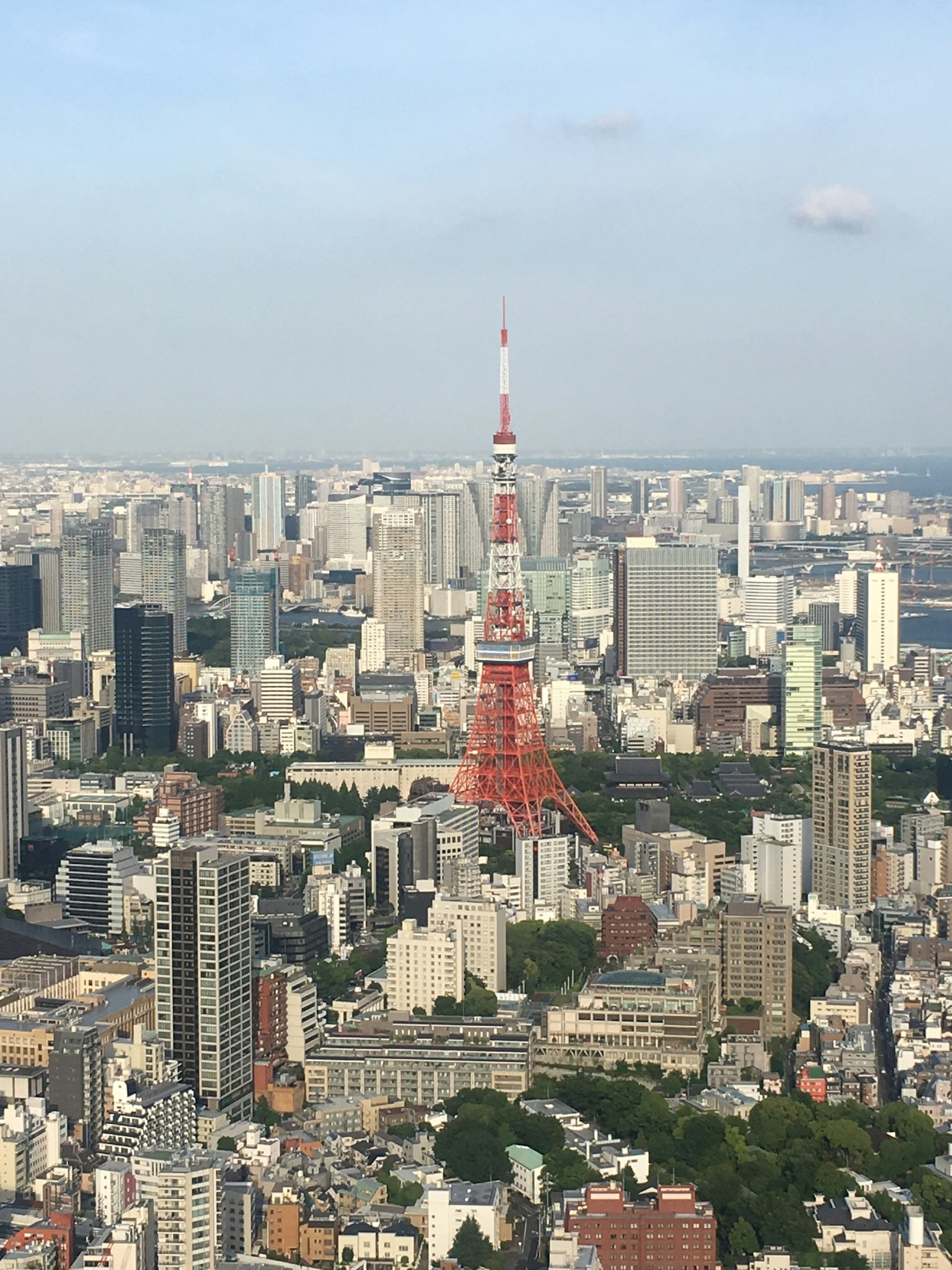Pemandangan Menara Tokyo di tengah gedung-gedung Tokyo