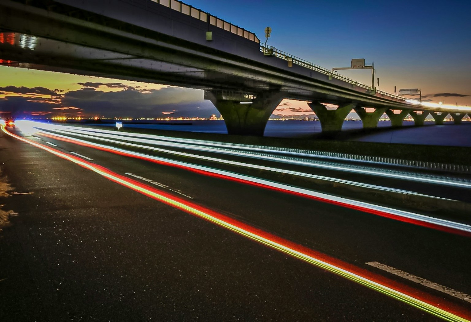 夜间高速公路和桥梁的灯光轨迹