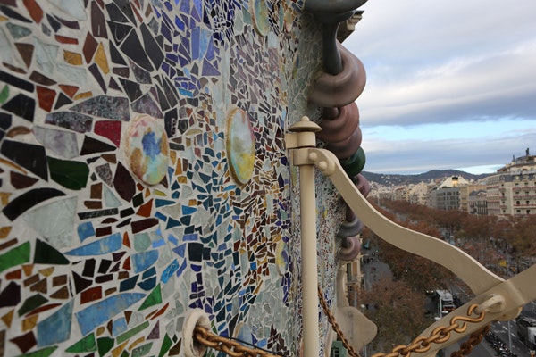 détail d’un mur en mosaïque de Gaudí au parc Güell à Barcelone