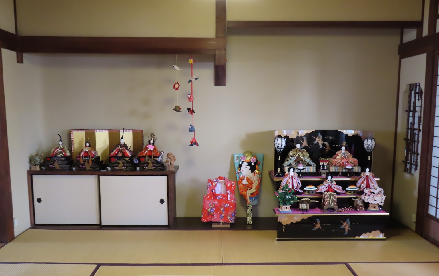 Sudut ruangan tradisional Jepang yang dihias untuk Hinamatsuri dengan boneka dan ornamen