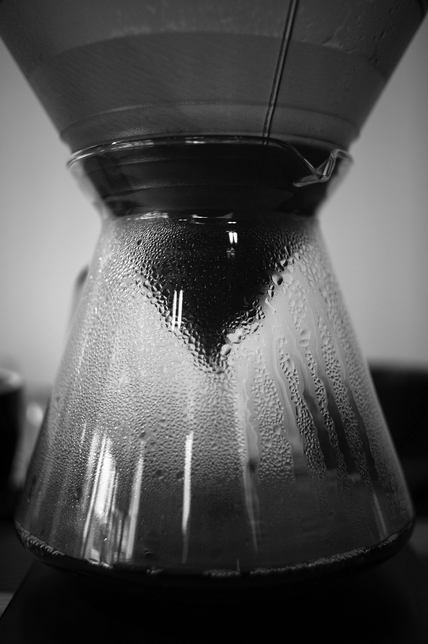 コーヒードリッパーに落ちる水滴と三角形のシルエット