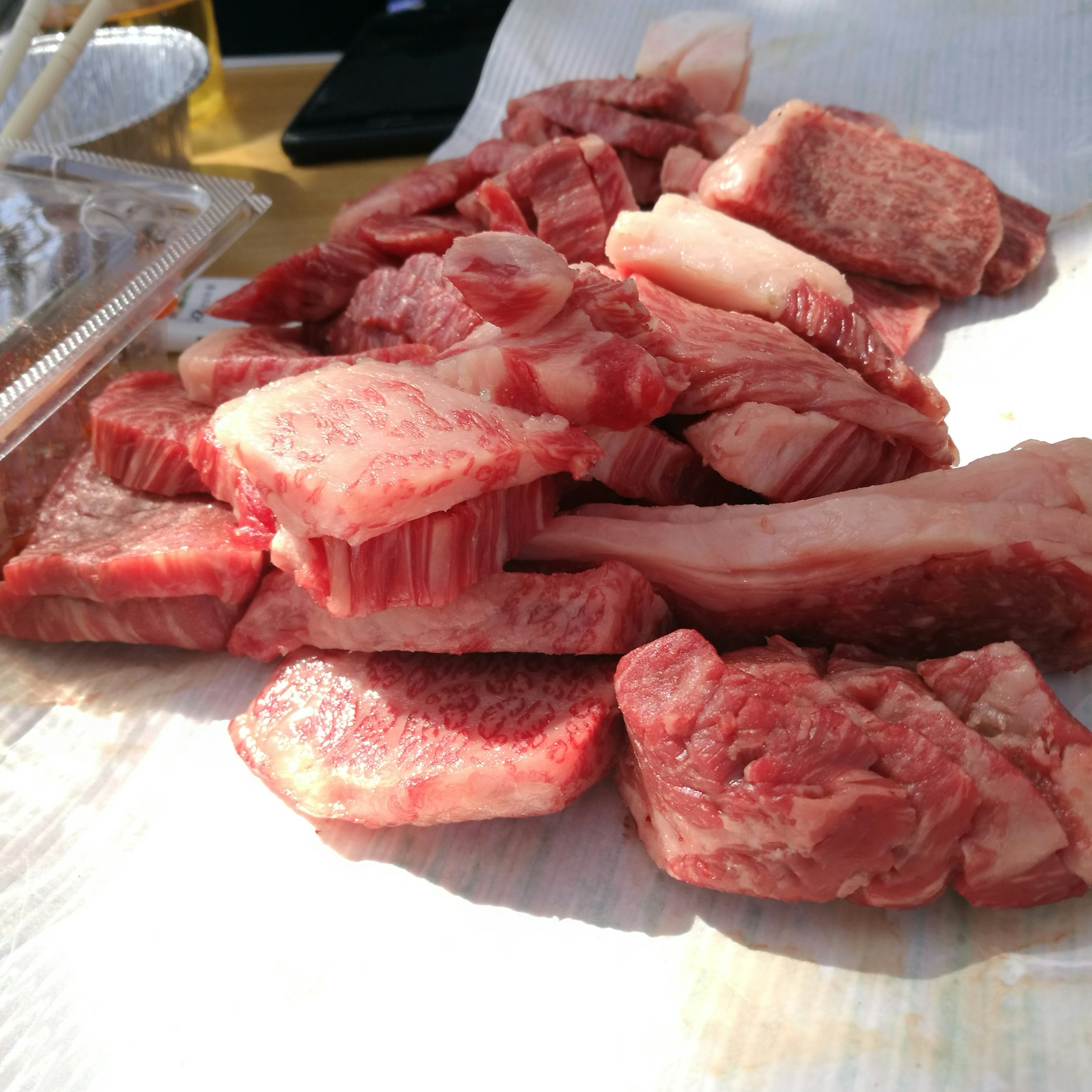 白いトレーに並ぶ生肉の盛り合わせ