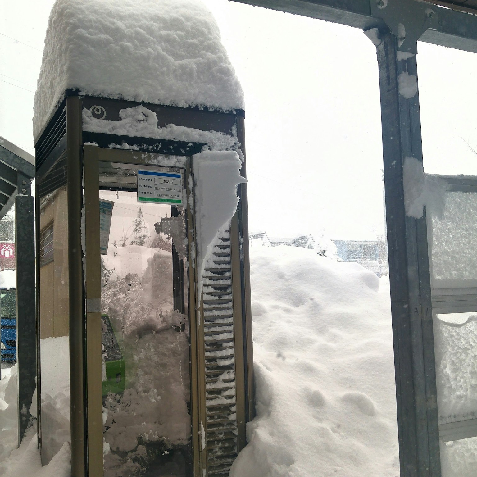 被厚雪覆蓋的電話亭和周圍的積雪