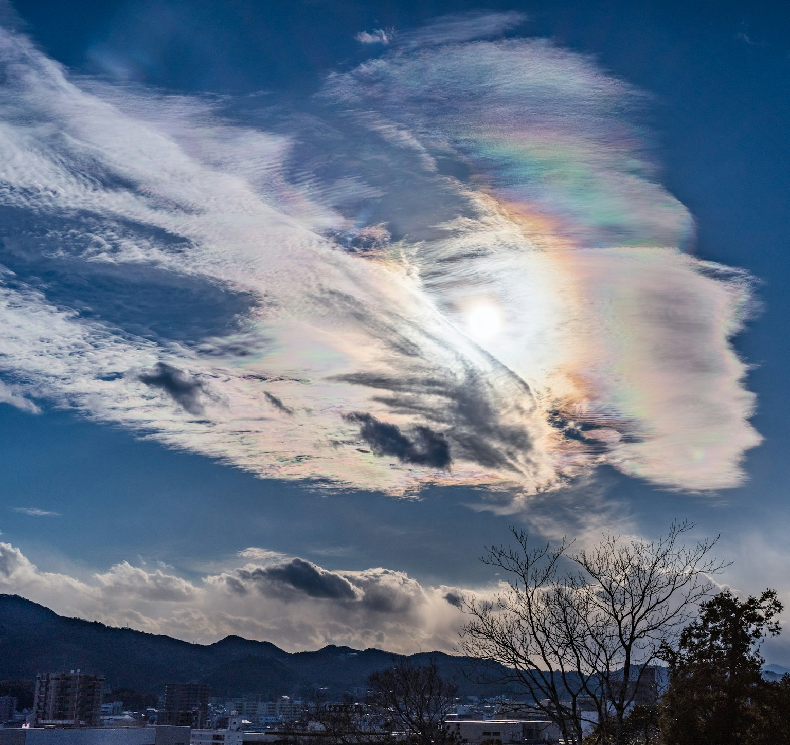 Nuages colorés avec la lumière du soleil contre un ciel bleu créant un paysage magnifique