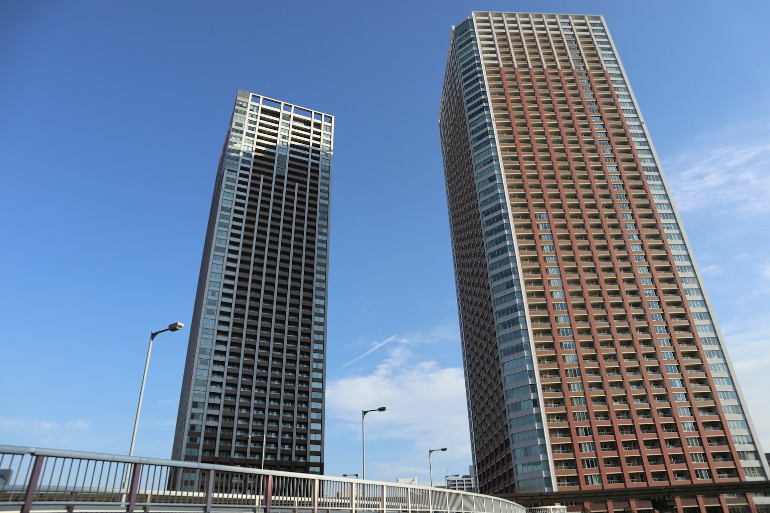 Deux grands bâtiments sous un ciel bleu
