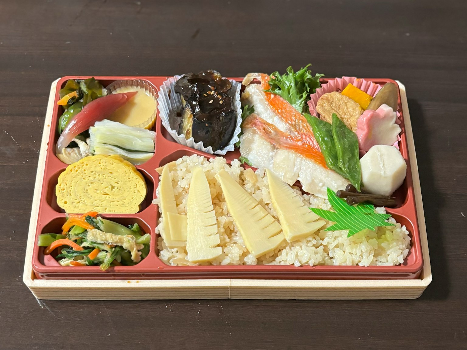 Colorato bento giapponese con sushi e contorni