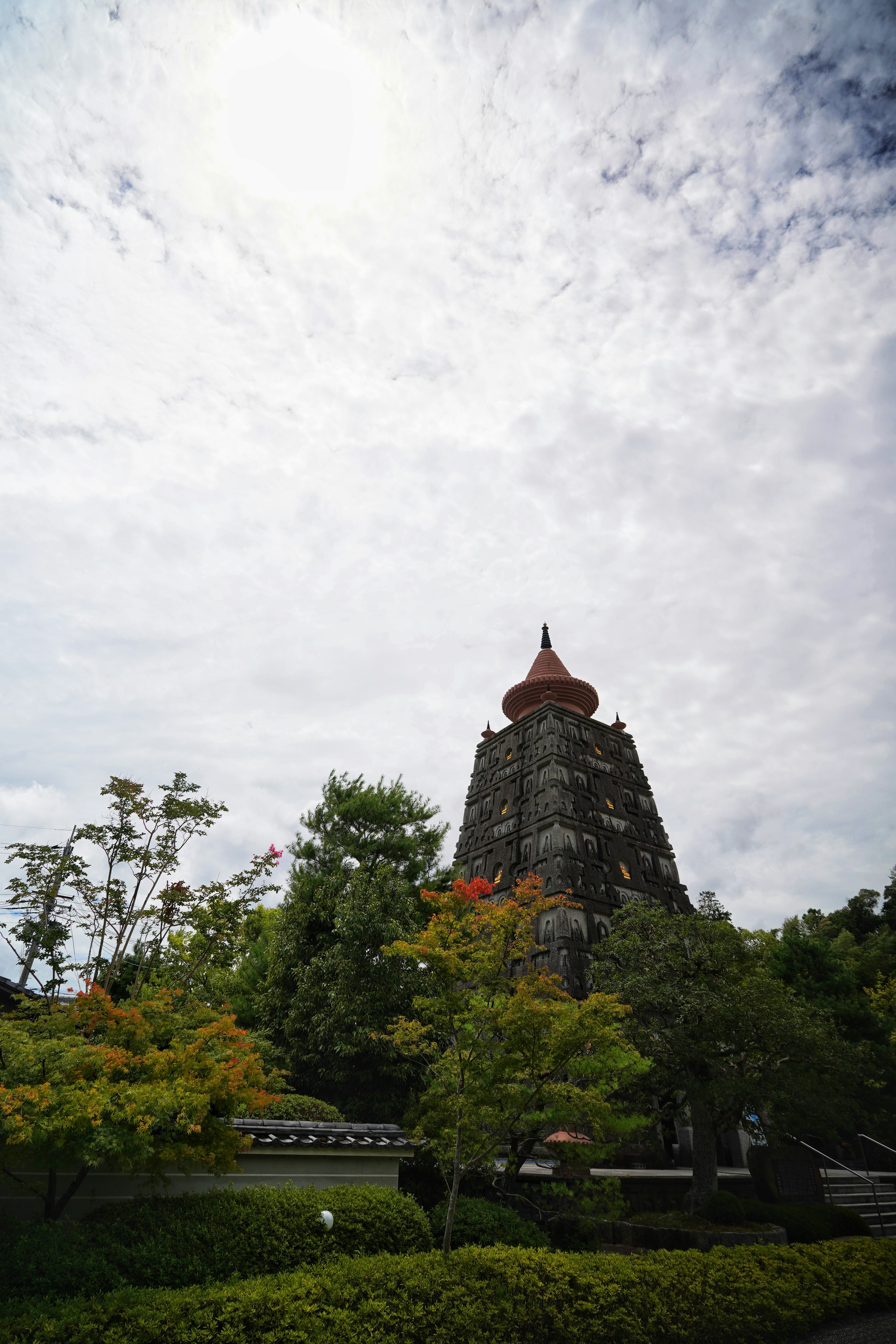 妙満寺の石塔と庭園のある境内風景
