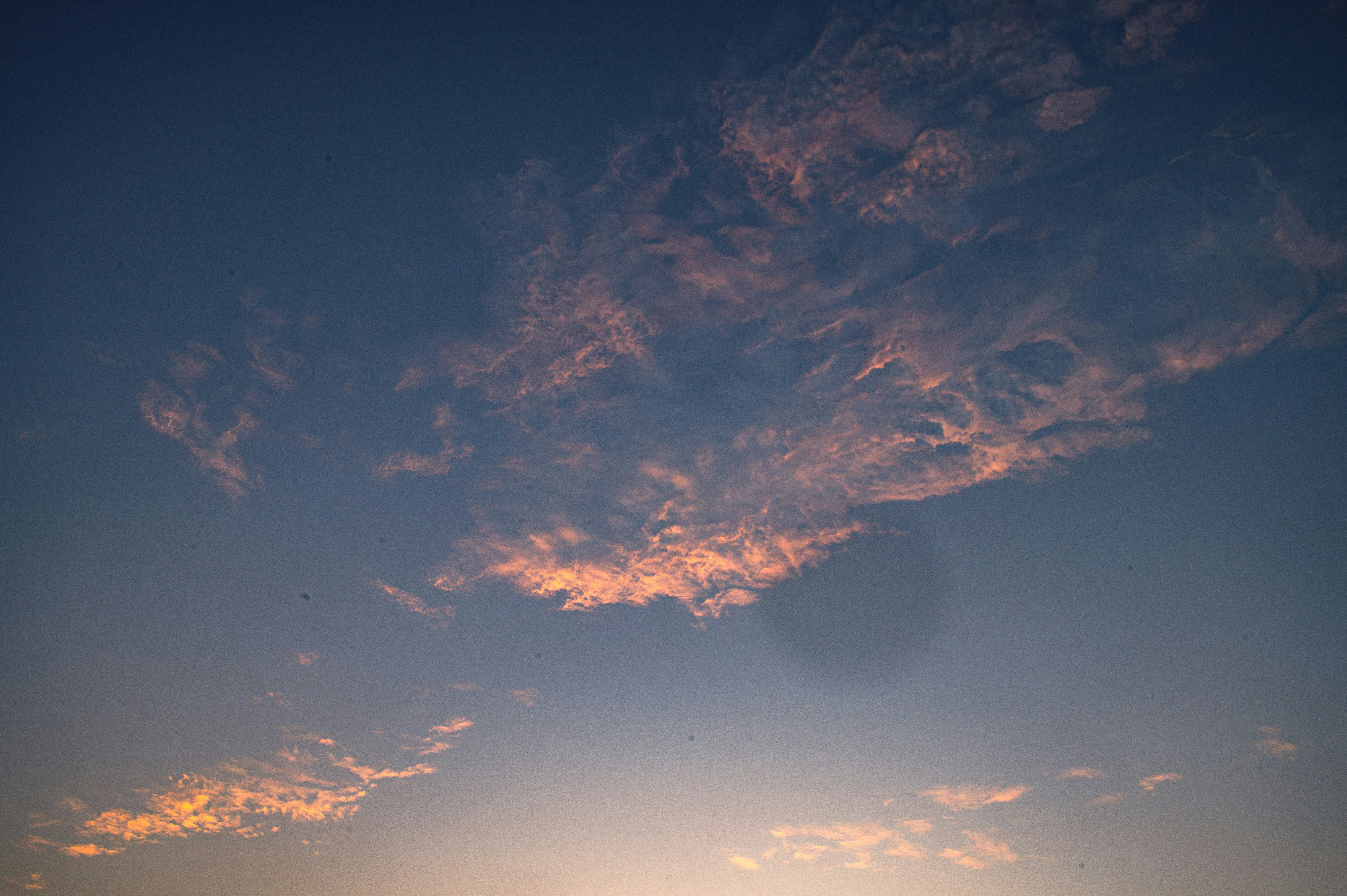 夕焼けの空に広がる雲のグラデーション