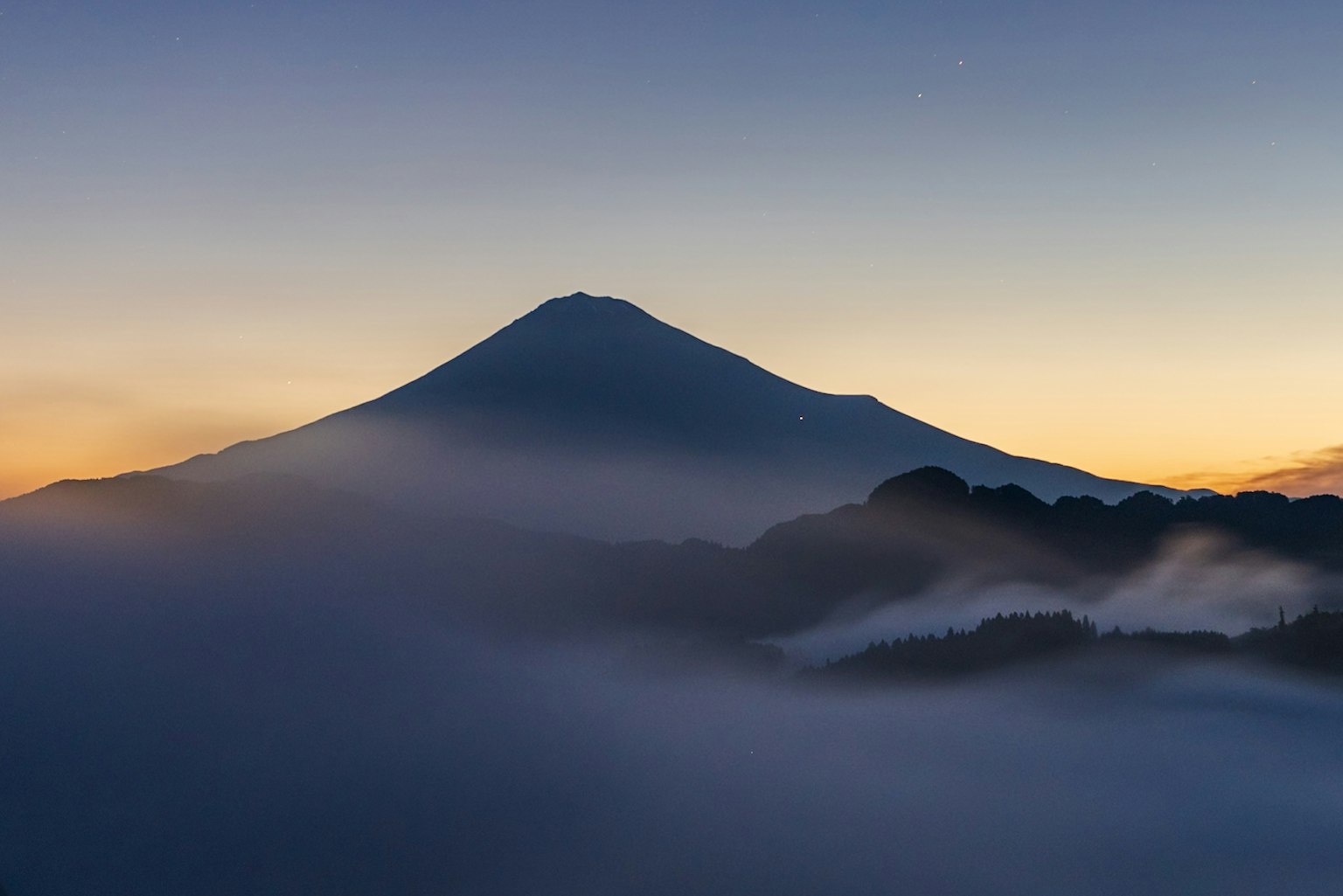 ภูเขาฟูจิในยามเช้ากับทิวทัศน์ที่มีหมอก