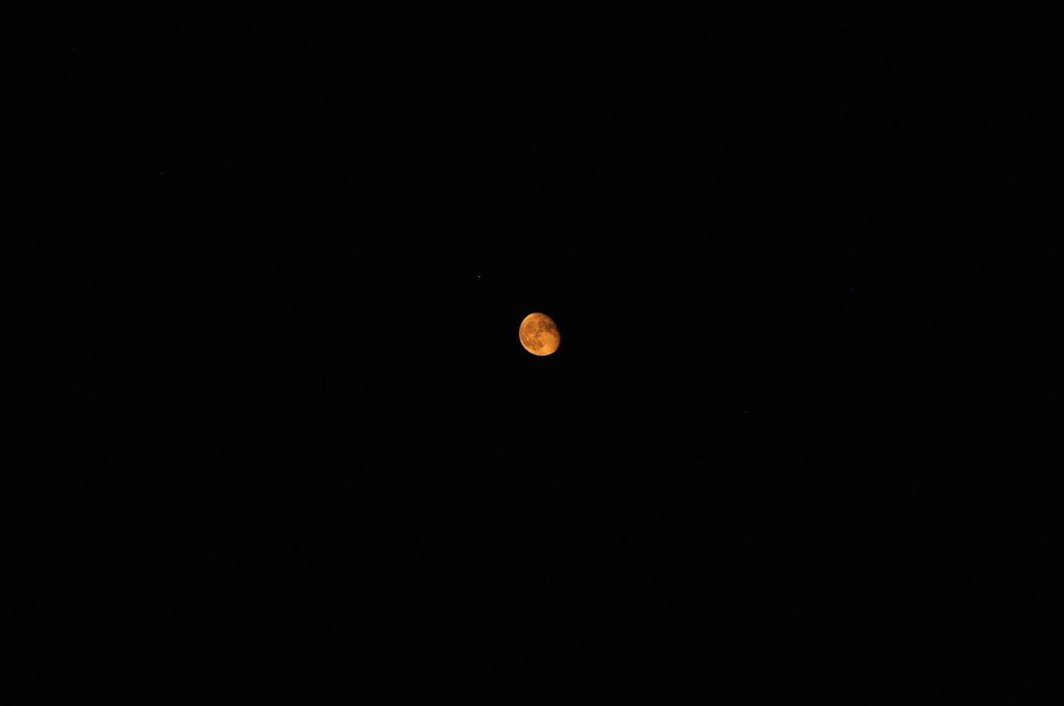 夜空中的橙色月亮