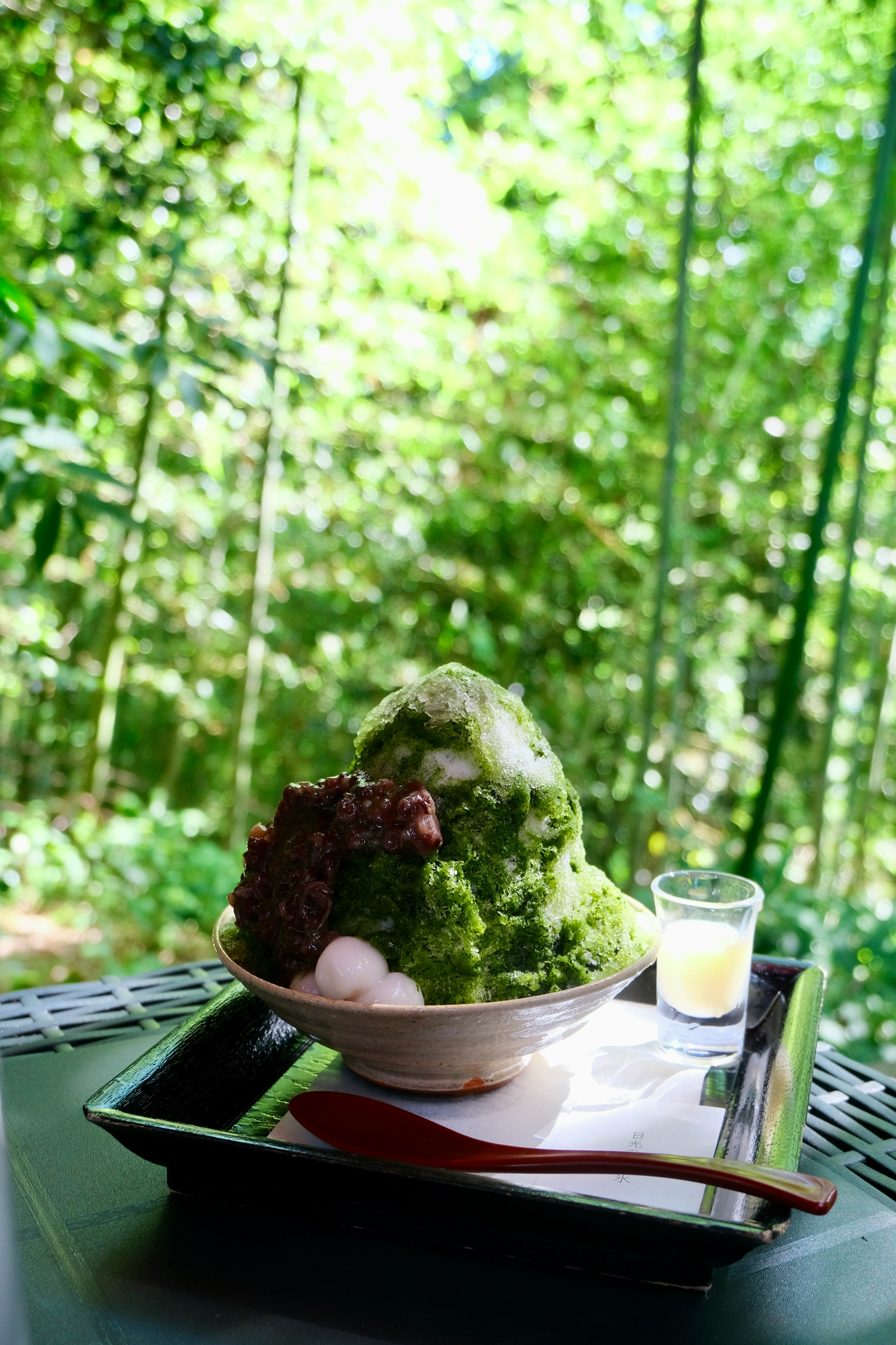 Sommerdessert mit feinem Eis unter gefiltertem Blätterlicht