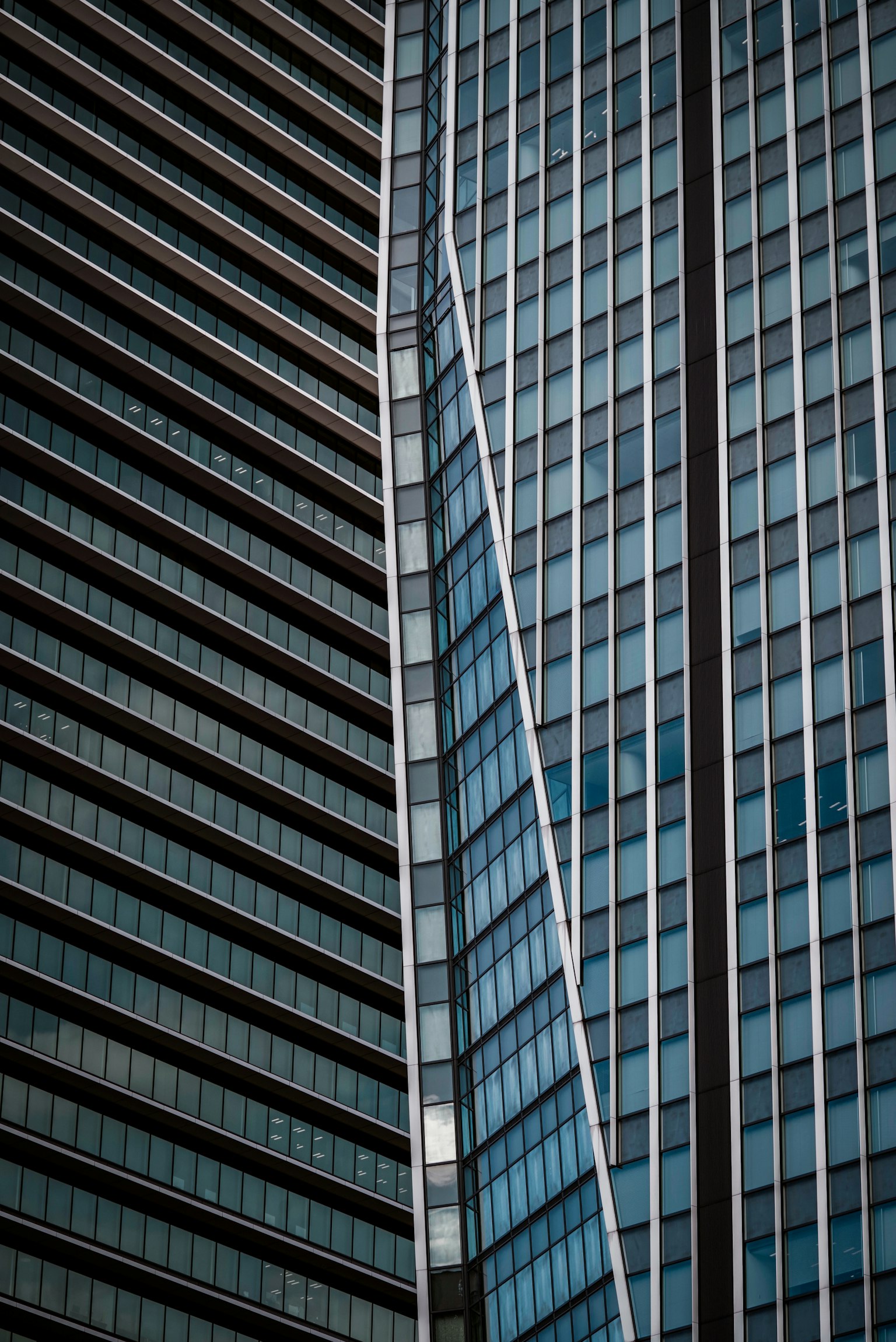 현대적인 건물의 이미지 수직 유리 패널과 독특한 각진 디자인이 특징