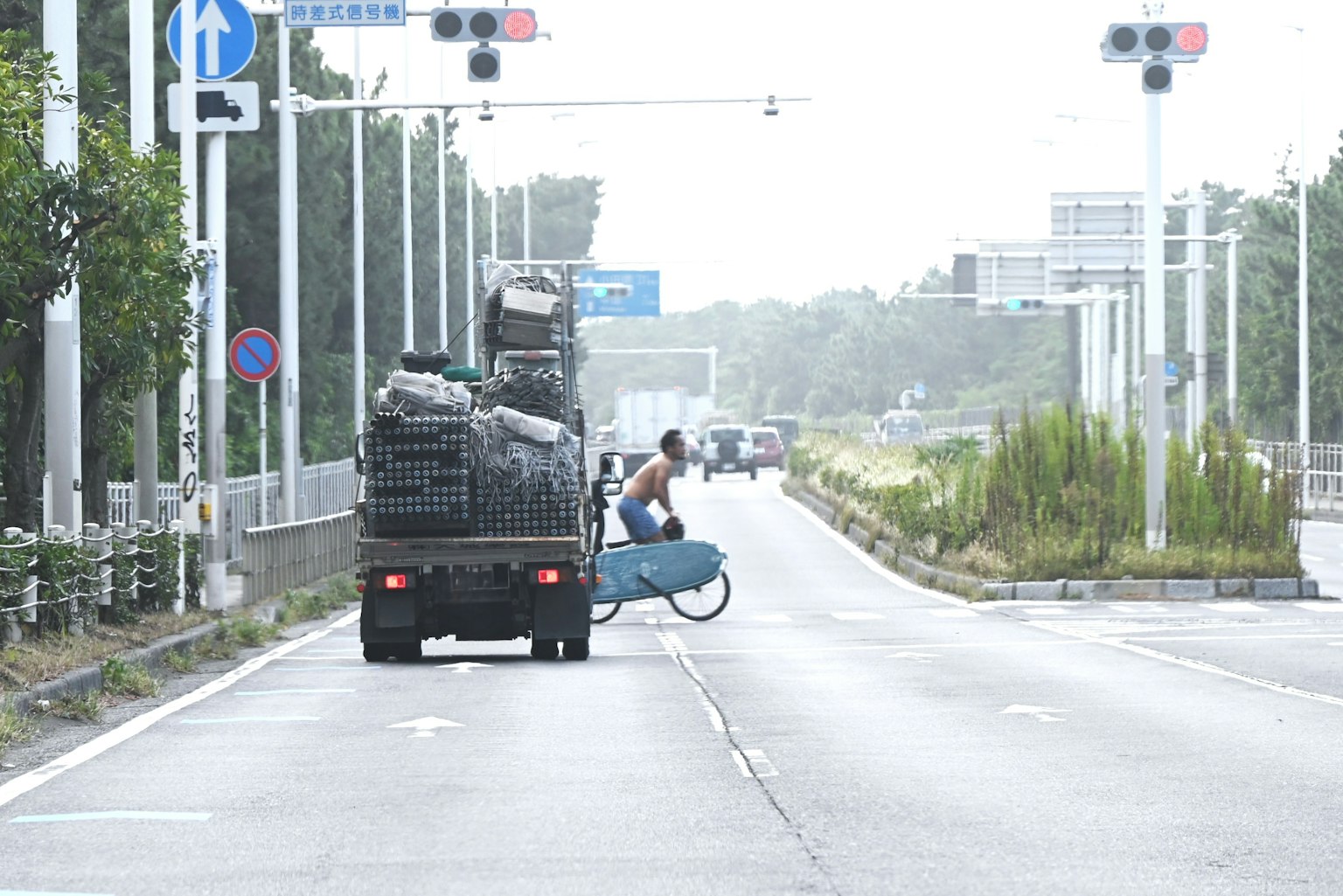 Un uomo che trasporta merci sul retro di un camion su una strada deserta