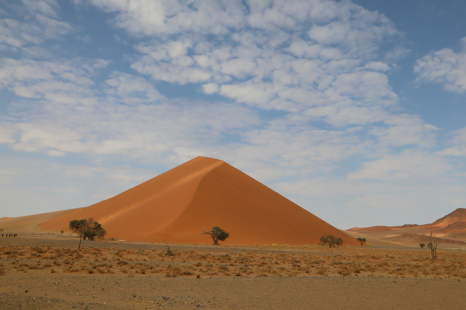 Duna di sabbia arancione con cielo blu