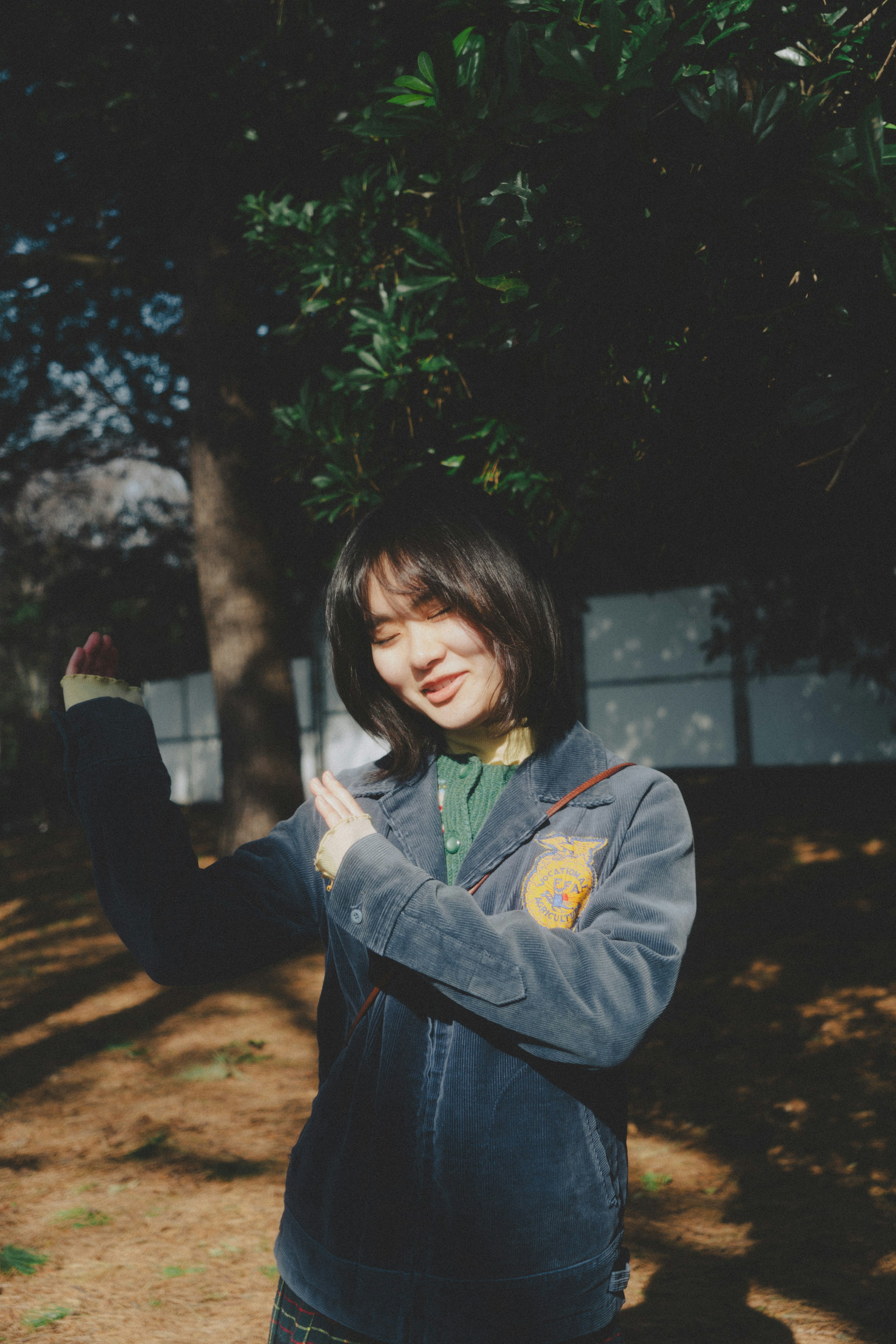 木々のある屋外で微笑む女性