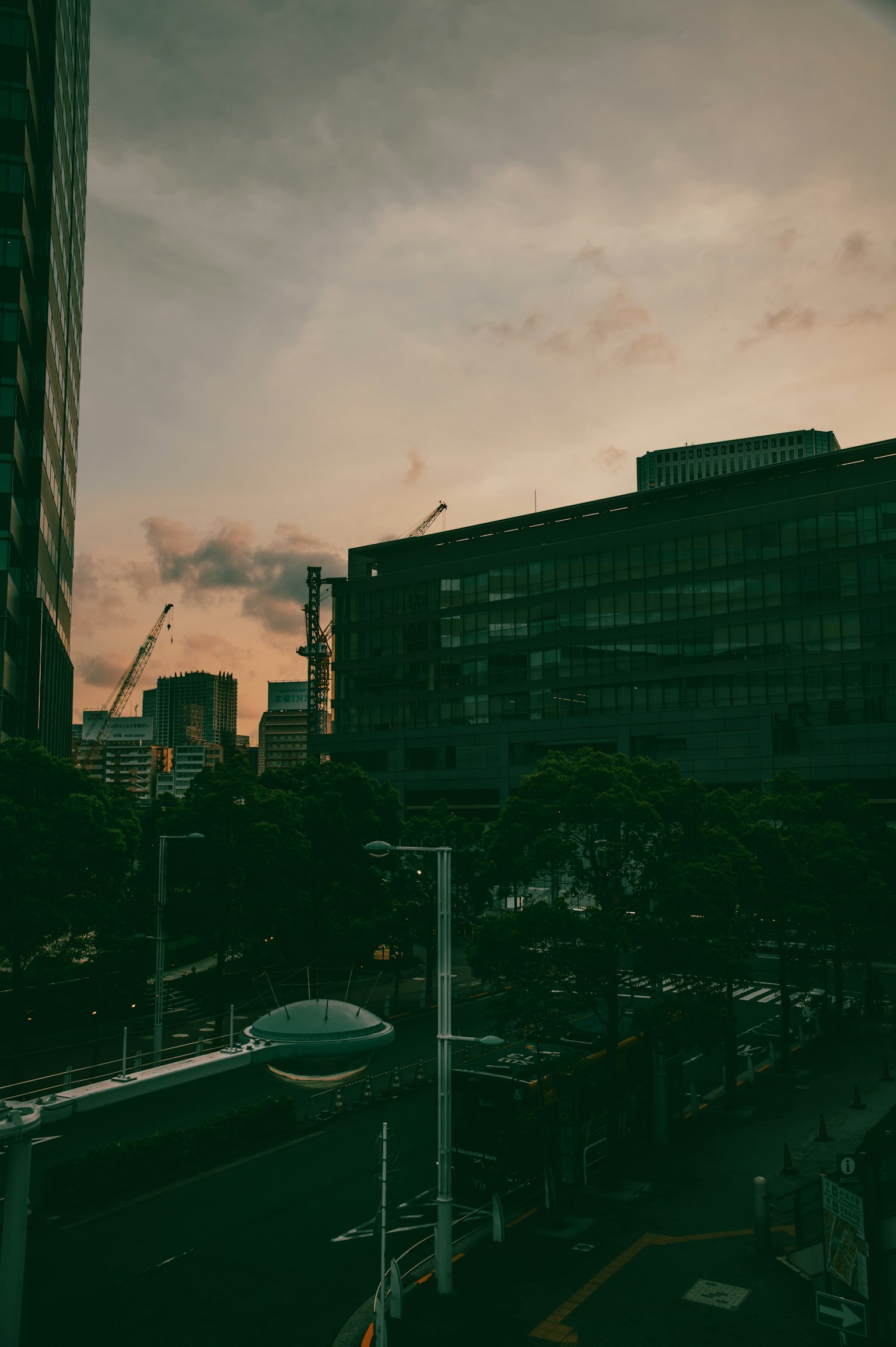 Paisaje urbano con edificios y atardecer