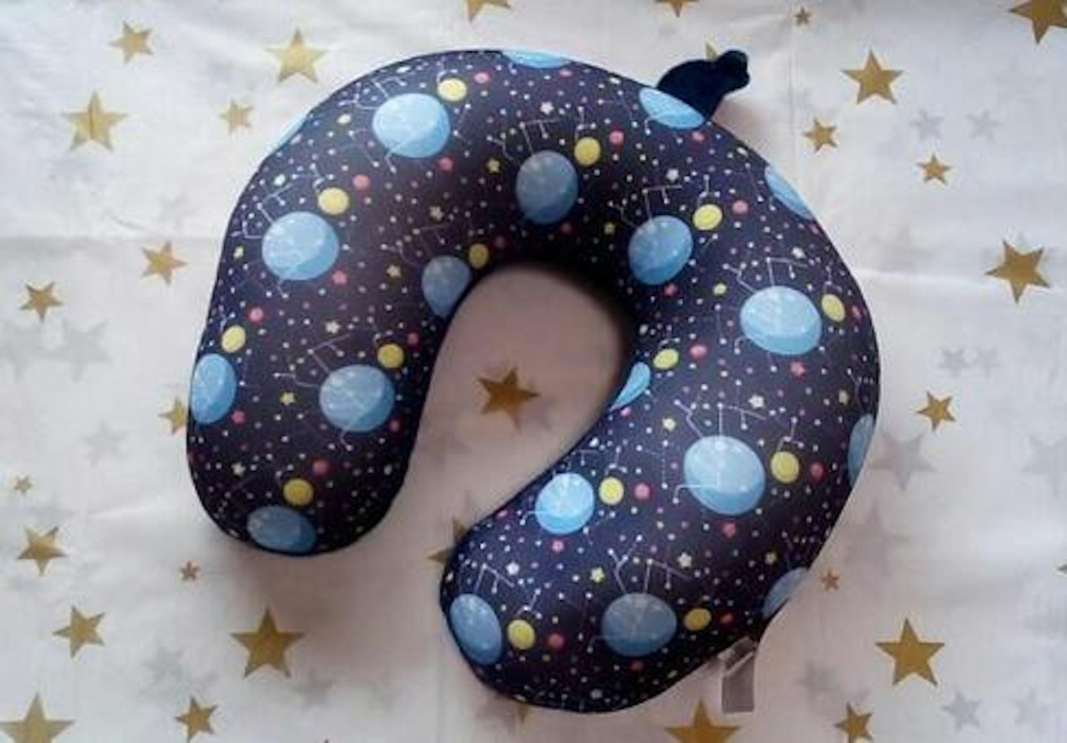 带有蓝色行星图案的黑色背景颈枕