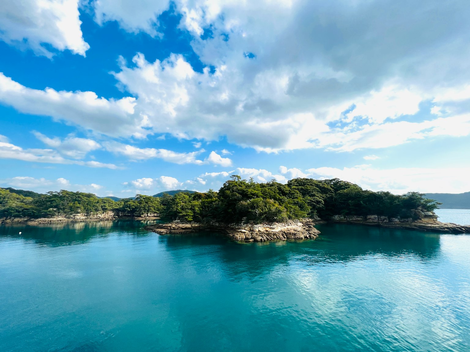 Vista escénica de agua turquesa e islas verdes
