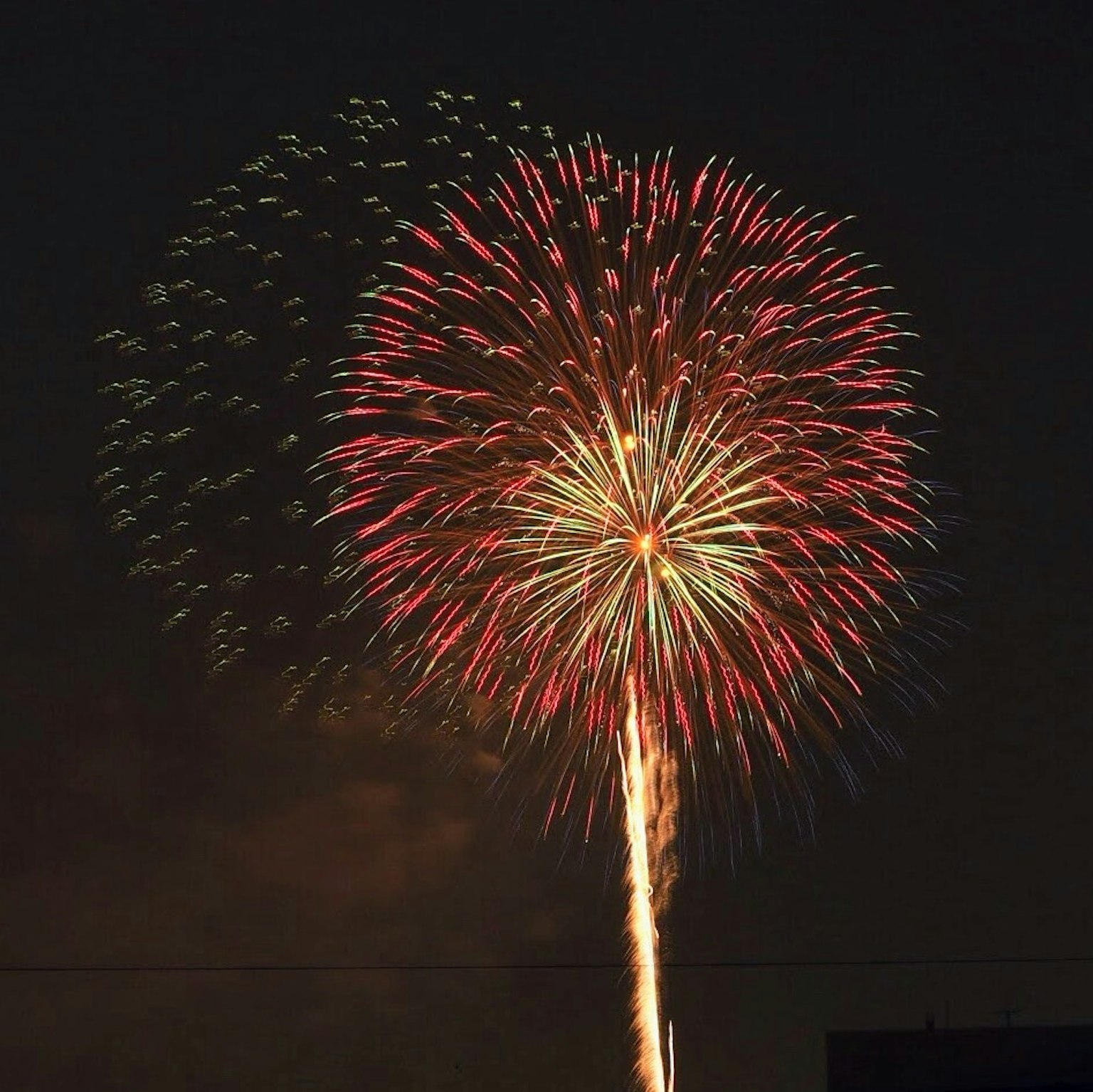 夜空中綻放的五彩繽紛的煙火