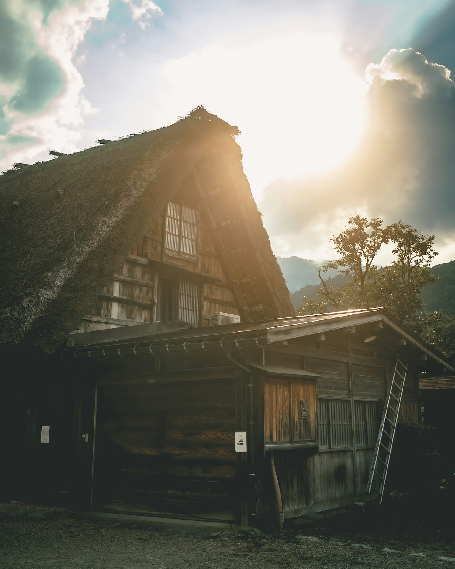 传统茅草屋顶房屋和背景中的山