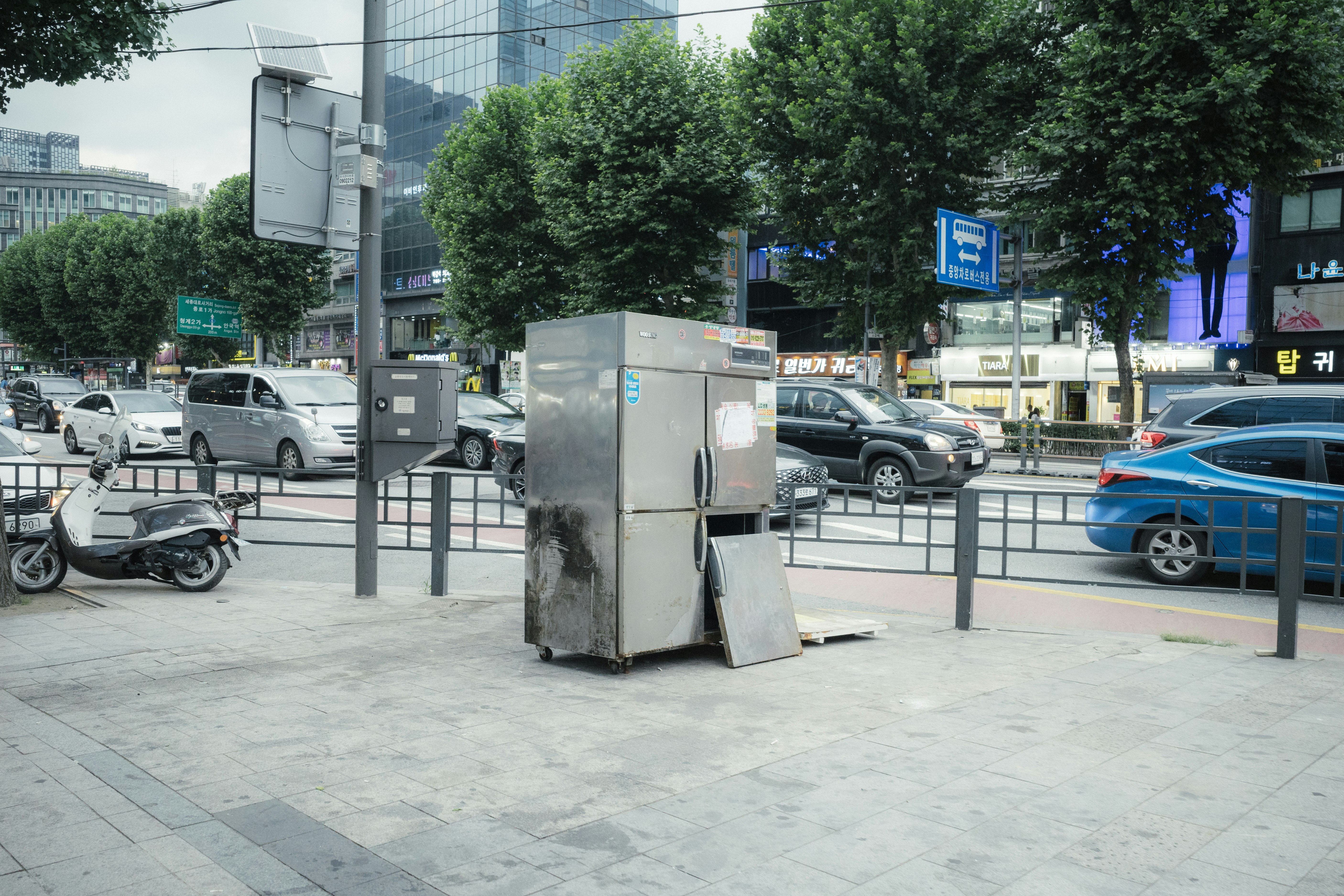 街道旁的路障与临时设备的城市景象