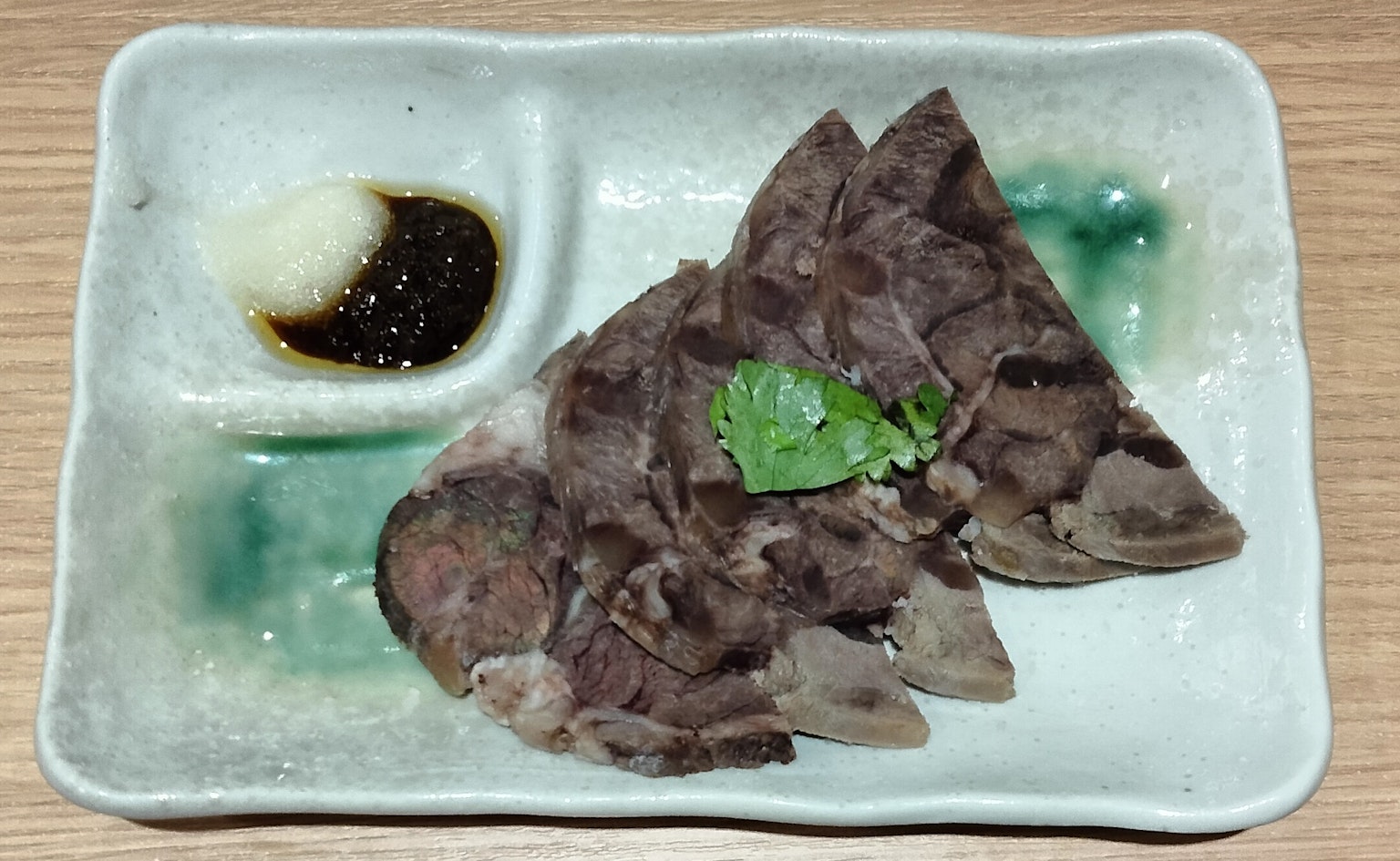 盘子里盛放的切片肉和调味酱