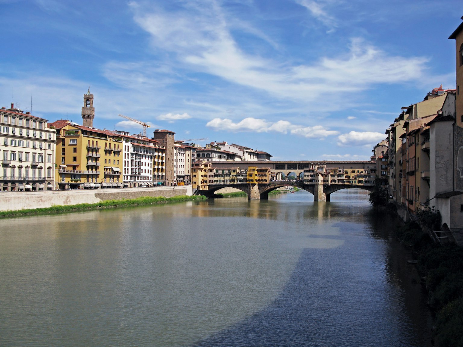 Blick auf die Ponte Vecchio über den Arno in Florenz mit historischen Gebäuden