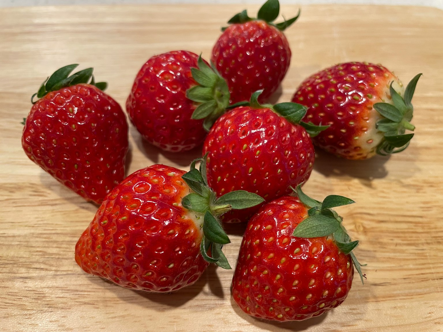Fraises fraîches disposées sur une table en bois