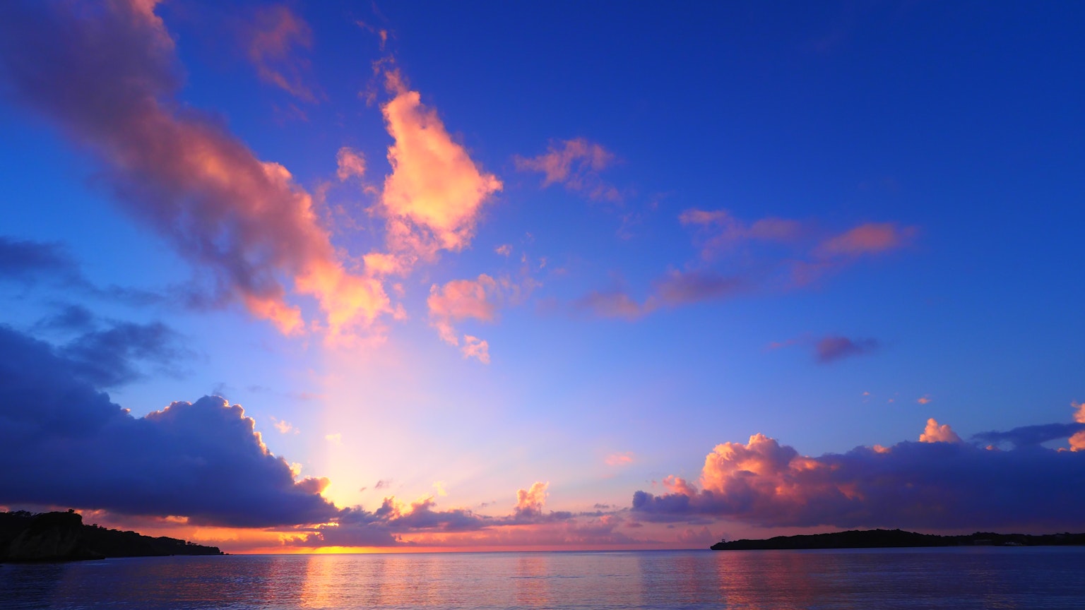 Ciel de coucher de soleil magnifique avec des reflets sur l'eau