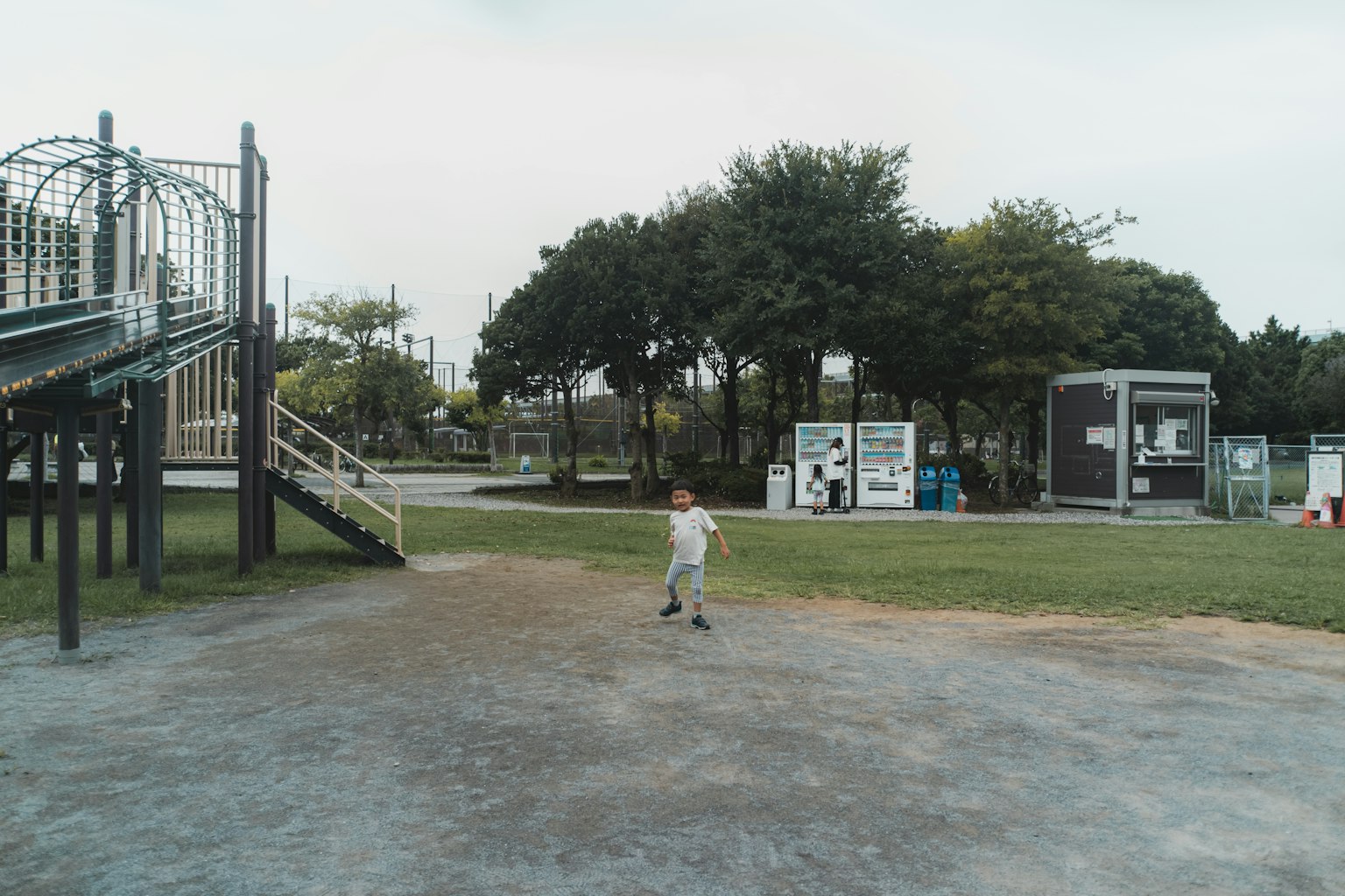 Kind spielt in einem Park mit Spielgeräten