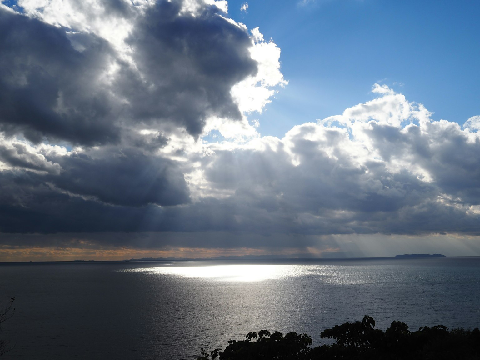 Bellissimo paesaggio marino con nuvole e cielo blu