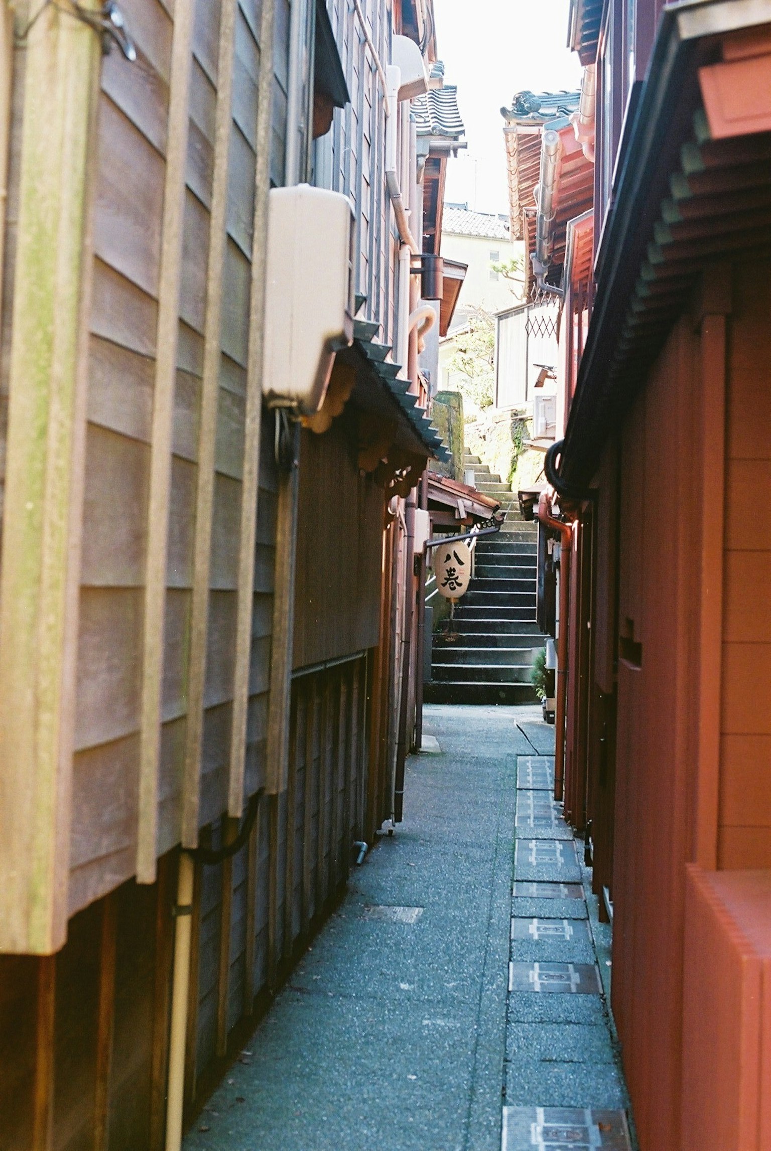 Schmale Gasse mit Treppen in einer traditionellen japanischen Stadt