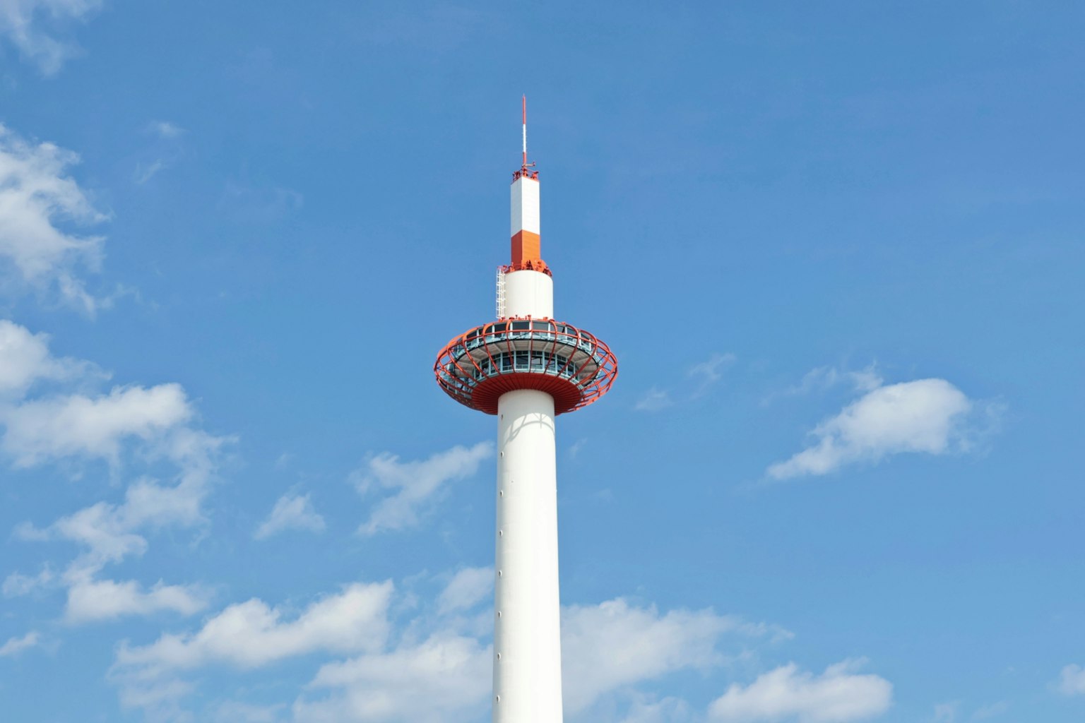 Menara Kyoto yang berdiri di bawah langit biru yang cerah