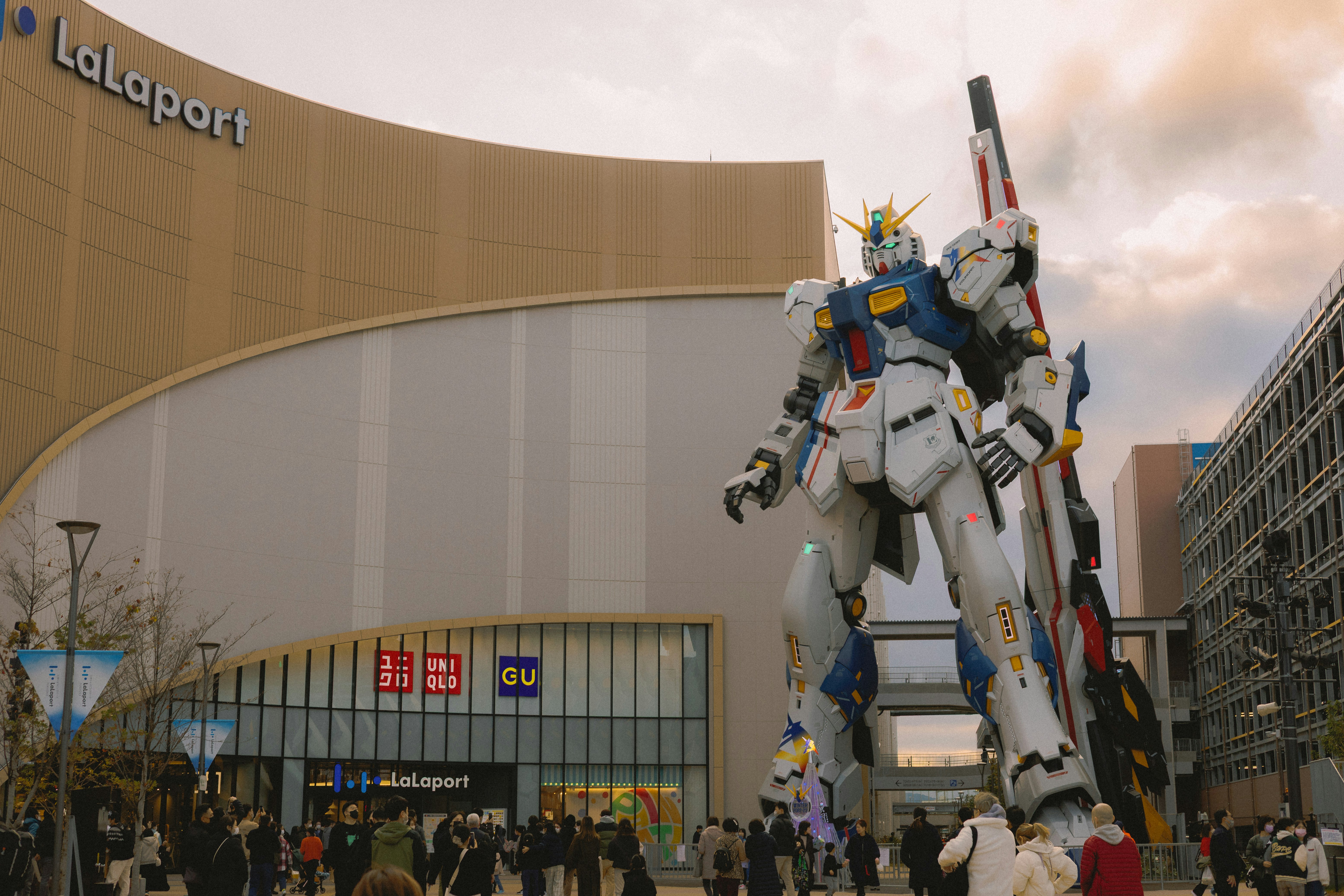 福岡の街中で展示された巨大なガンダム像