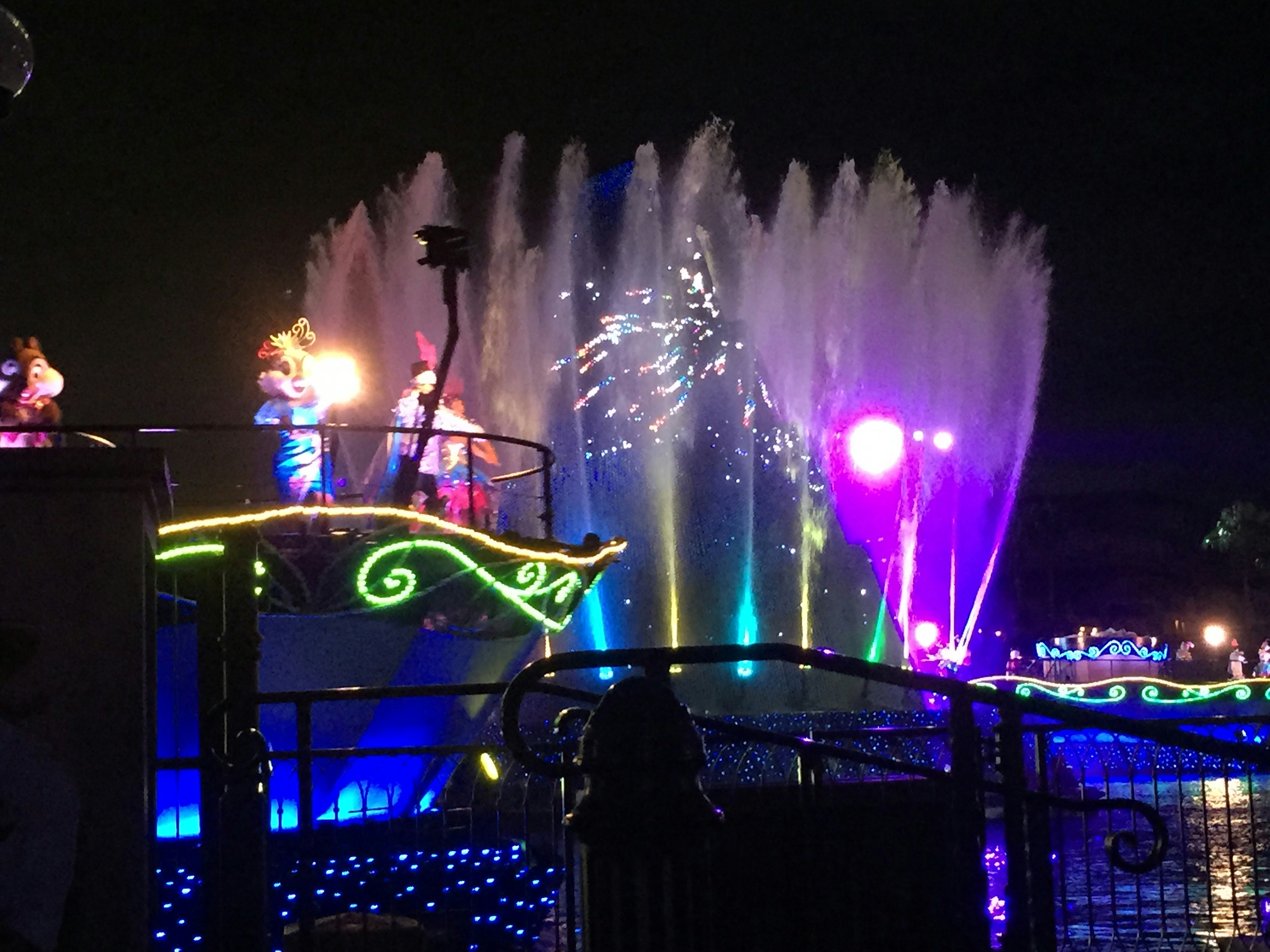 噴水とイルミネーションが彩る夜の噴水ショーのステージ