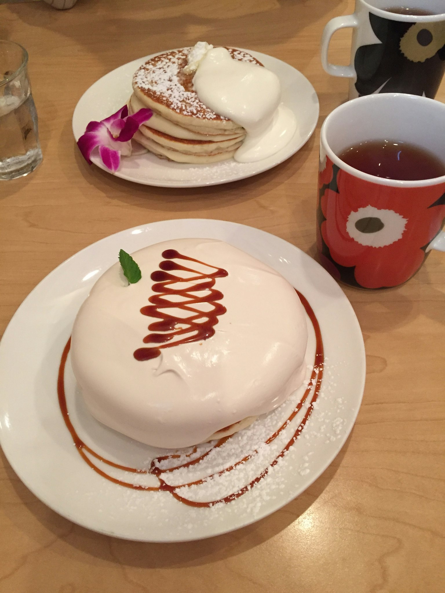Dessert crémeux avec un filet et des pancakes sur une table