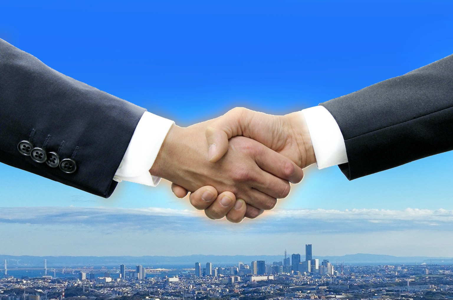Hombres de negocios dándose la mano con un fondo de cielo azul