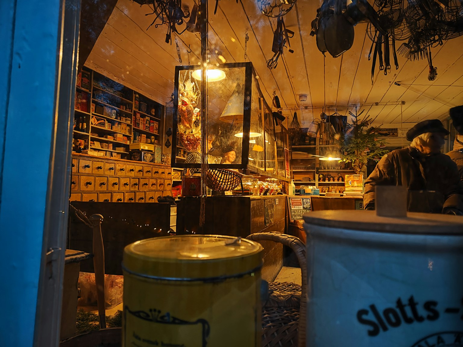Innenansicht eines gemütlichen Ladens mit warmem Licht und Holzregalen