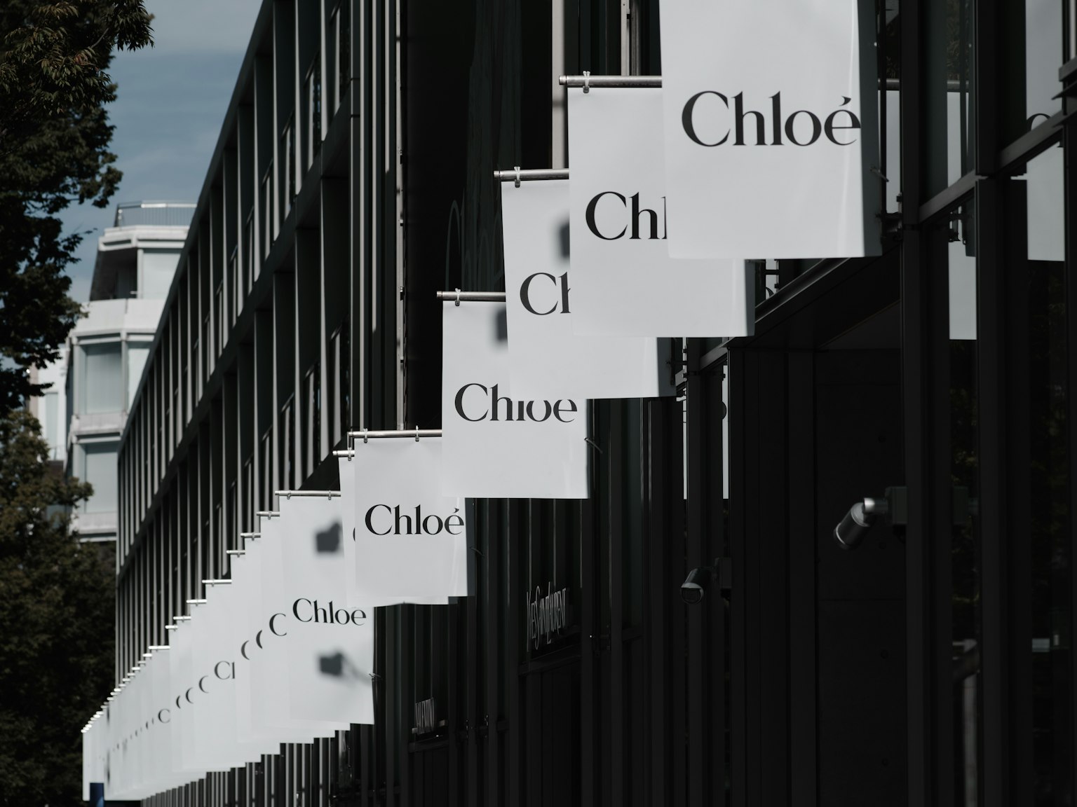 Tanda Chloé yang dipajang di fasad gedung modern