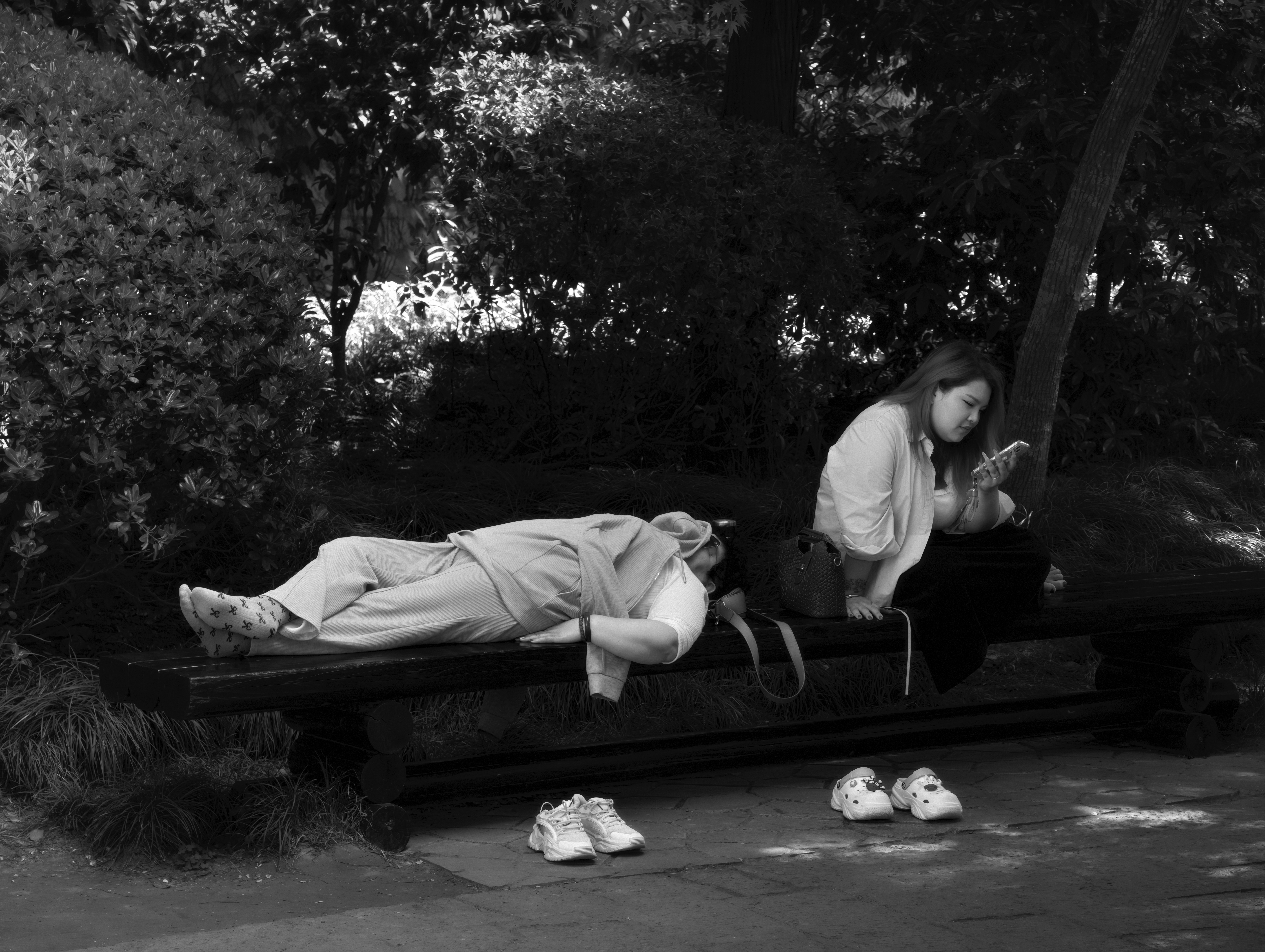 公园长椅旁躺着的人和周围小物