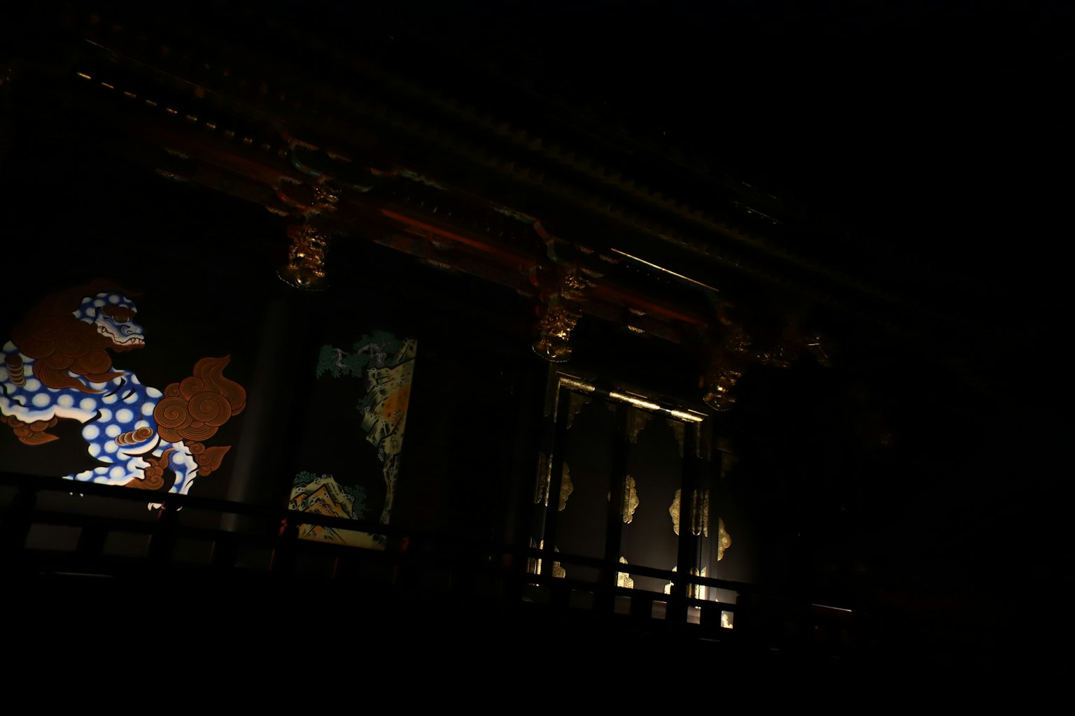 Traditionelle japanische Wandmalereien und dekorative Architektur im Dunkeln beleuchtet