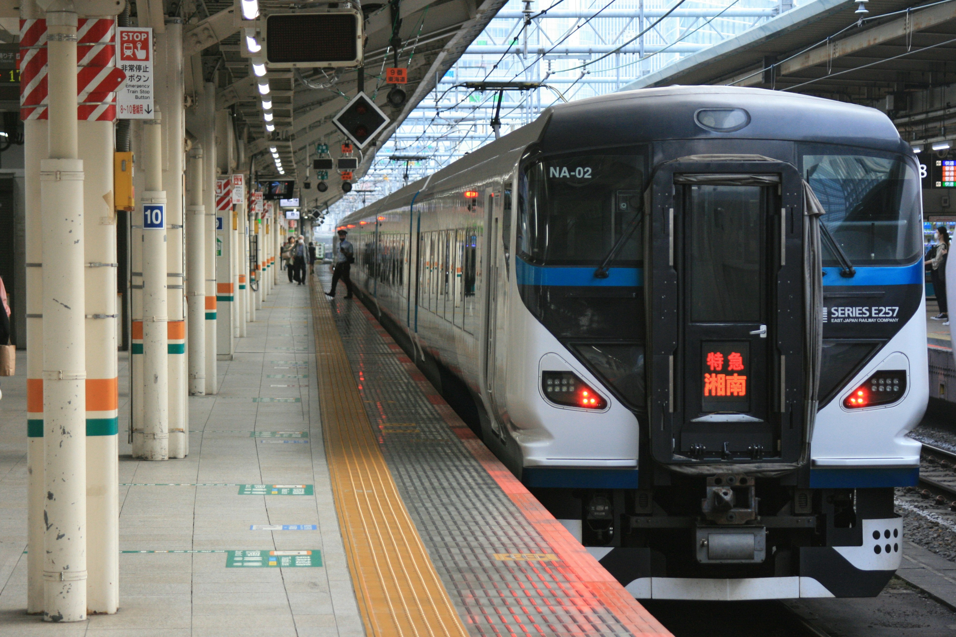 ホームの柱と線路脇に停車する電車