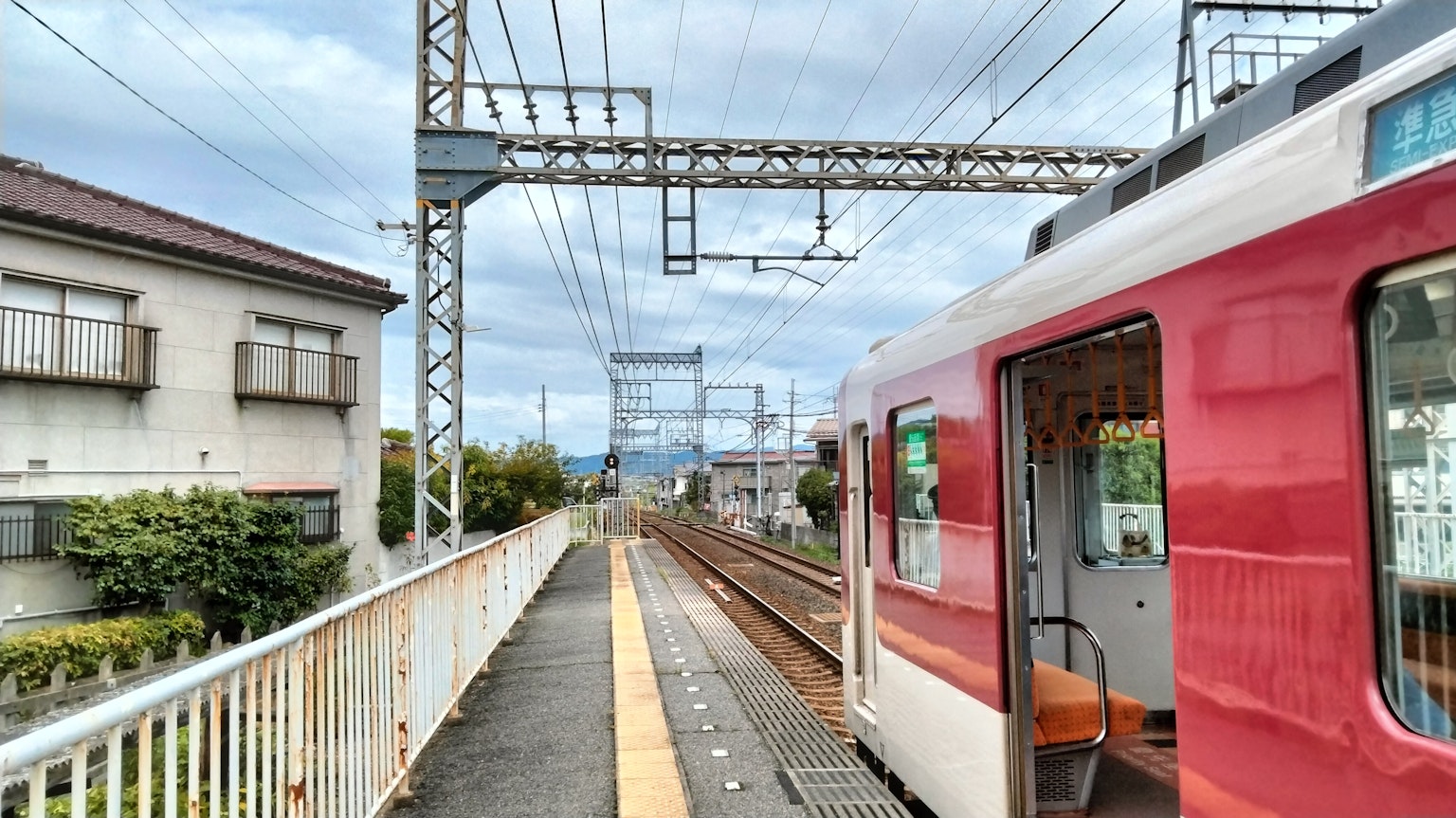 Pemandangan kereta merah di stasiun kereta