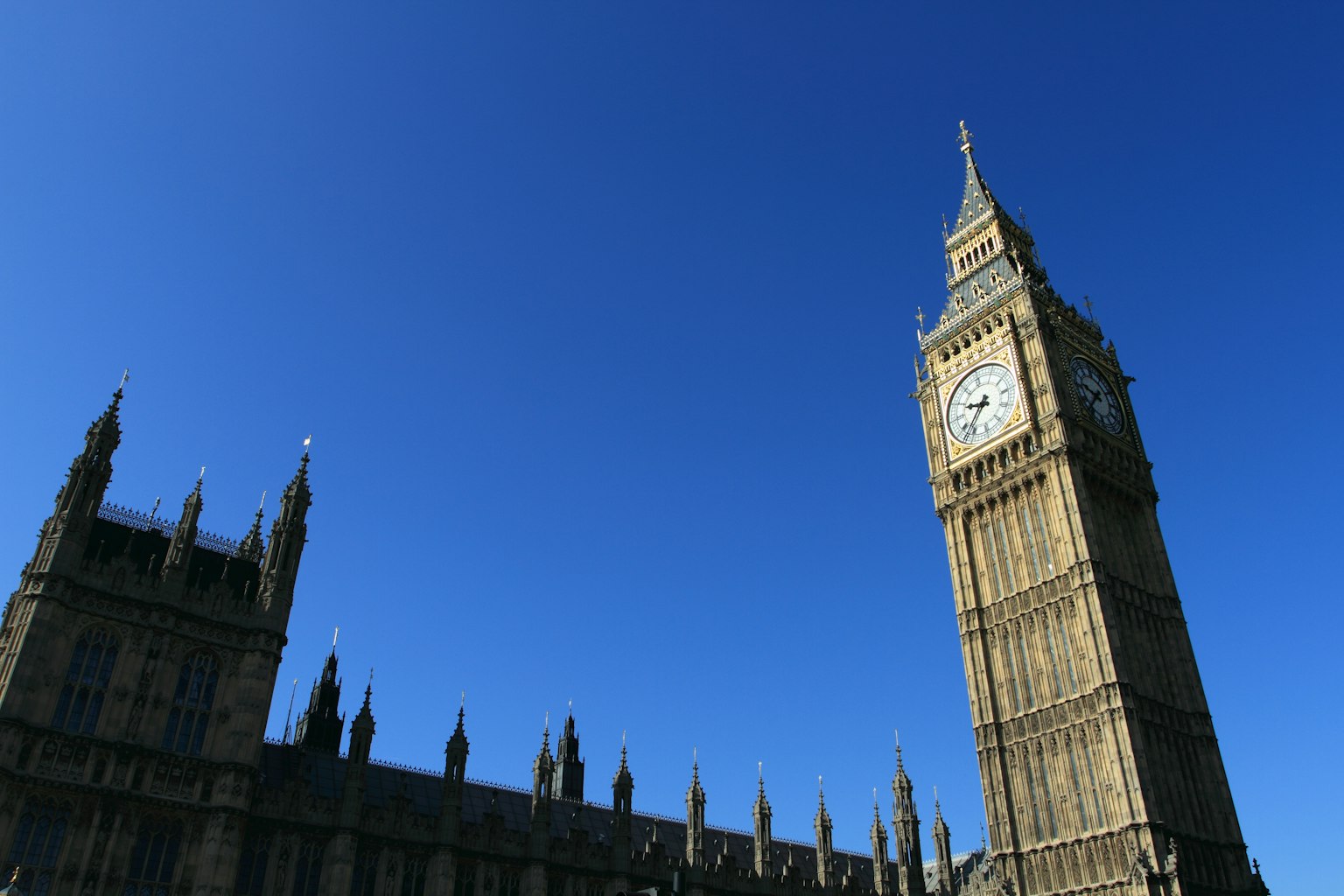 Photo de Big Ben sur fond de ciel bleu clair mettant en valeur la tour de l'horloge