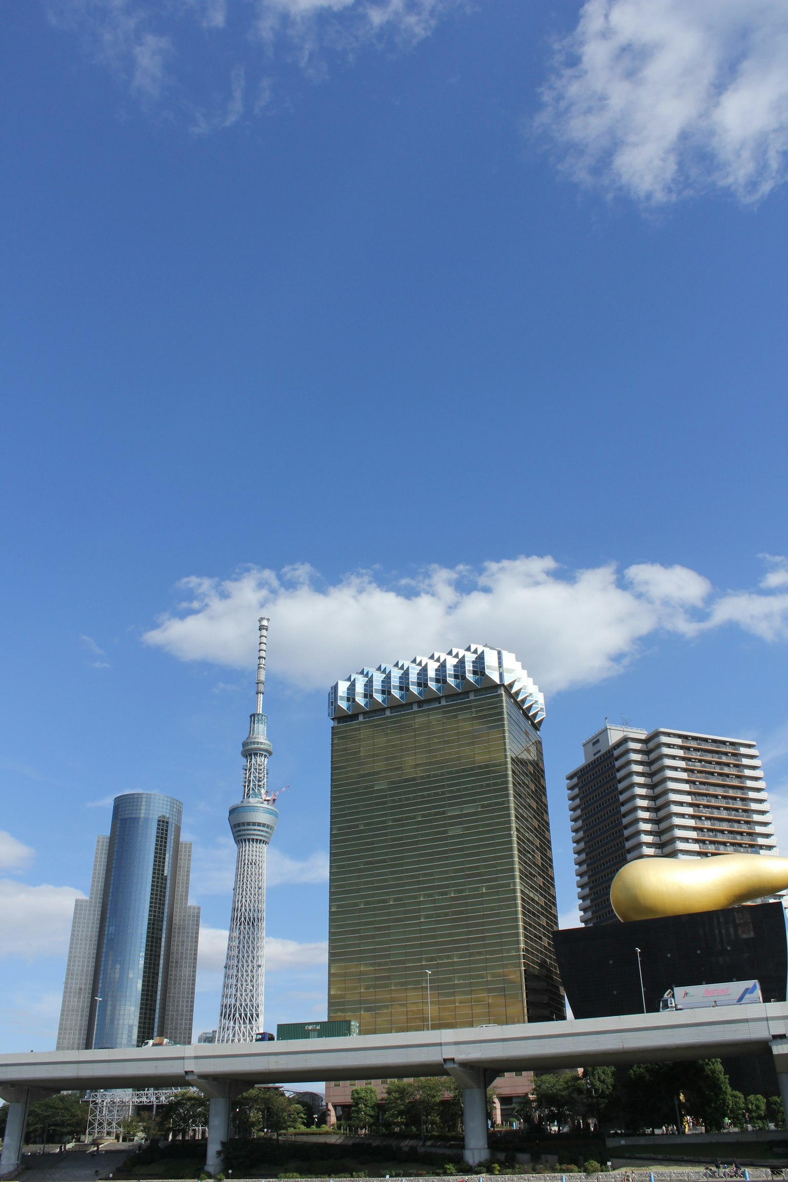 Paysage avec la Tokyo Skytree et la tour Asahi Beer sous un ciel bleu