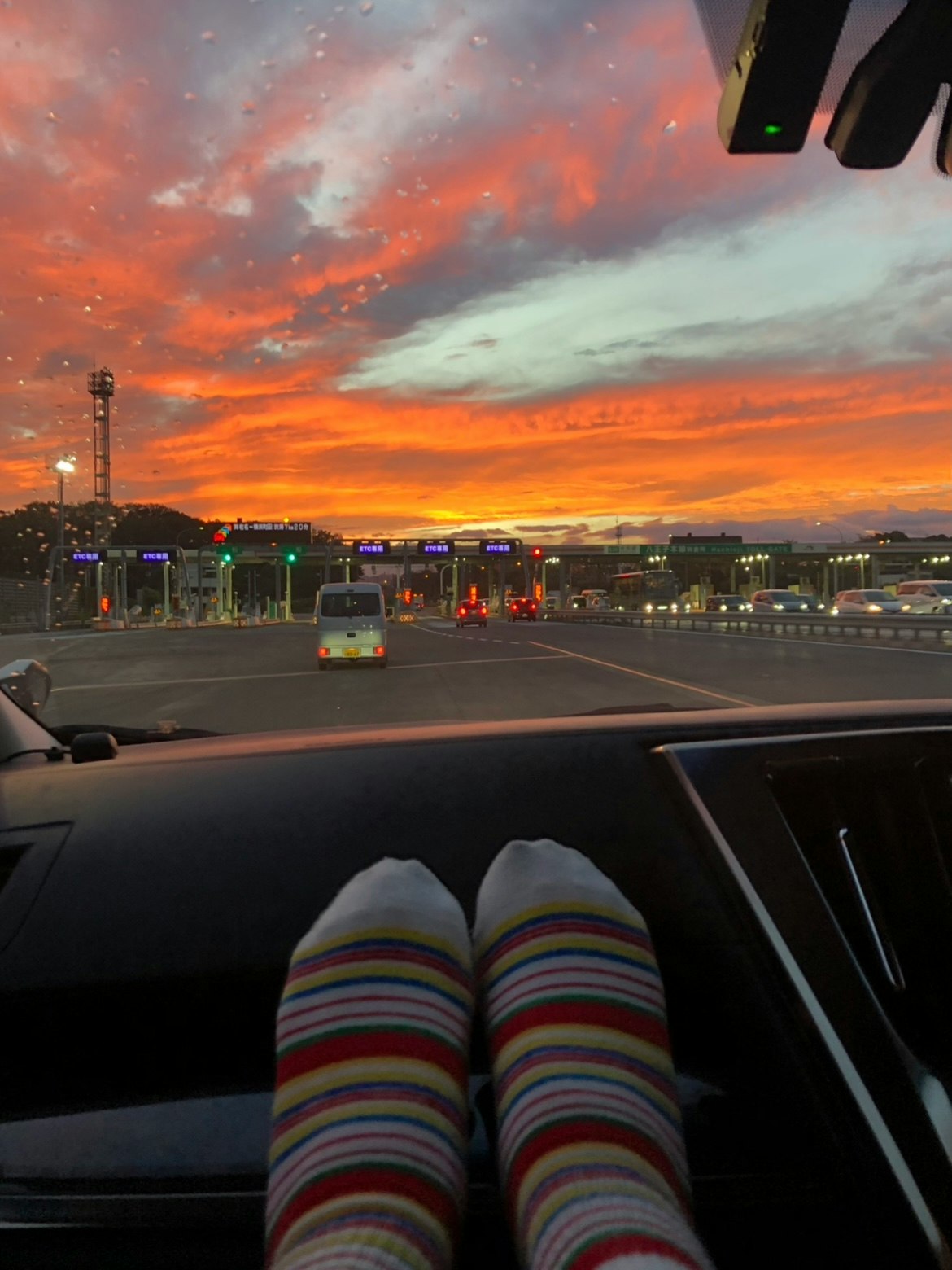 車内から見た夕焼けの空と高速道路の夜景