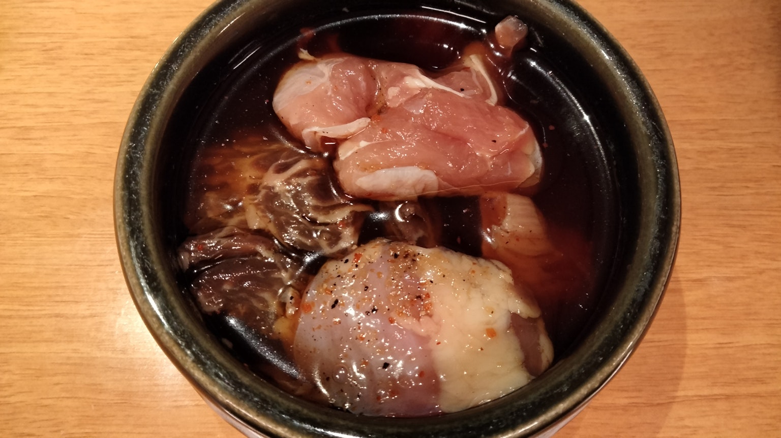 傳統炖菜的特寫，包含各種肉類和蔬菜