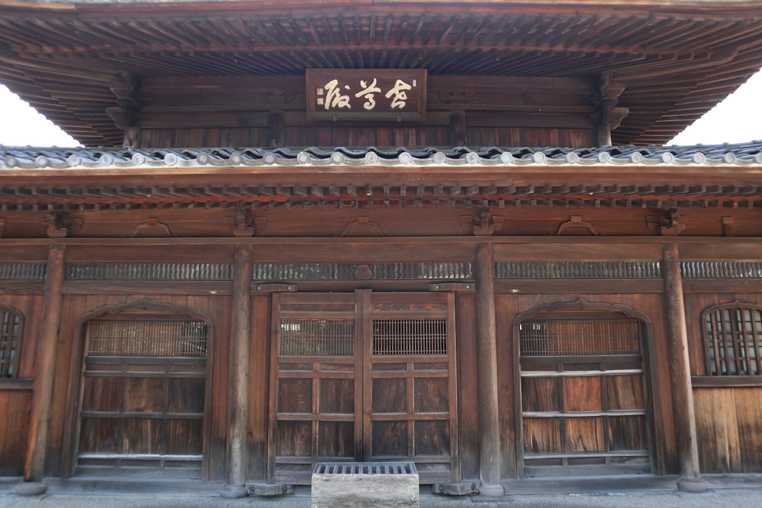 Façade d'un bâtiment en bois traditionnel avec des éléments de toit décoratifs