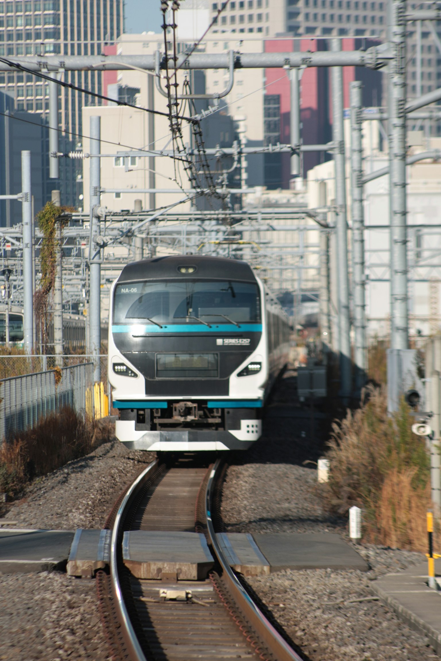 現代火車駛近城市背景
