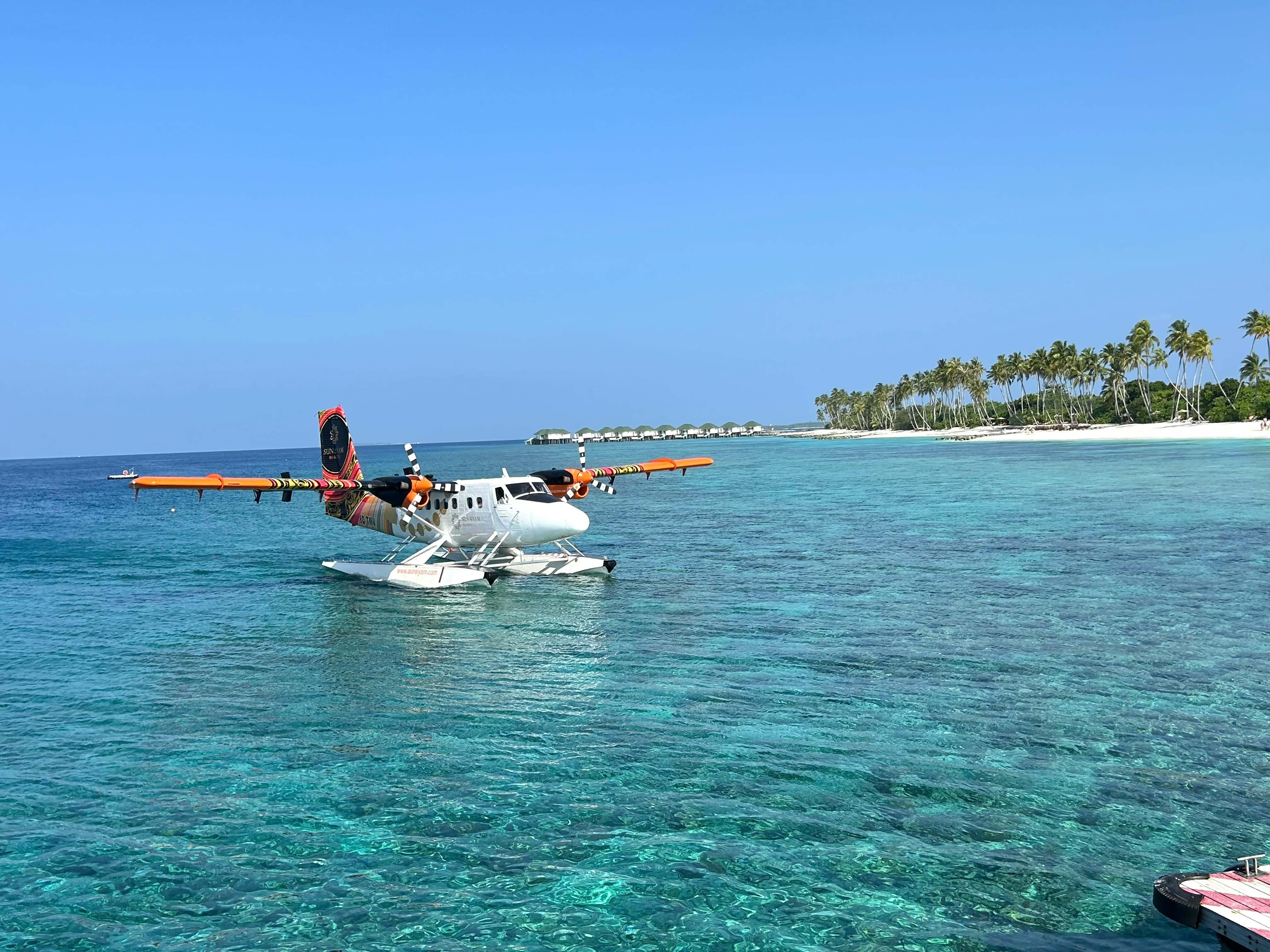 水上飛行機が浮かぶ海とモルディヴの青い海面